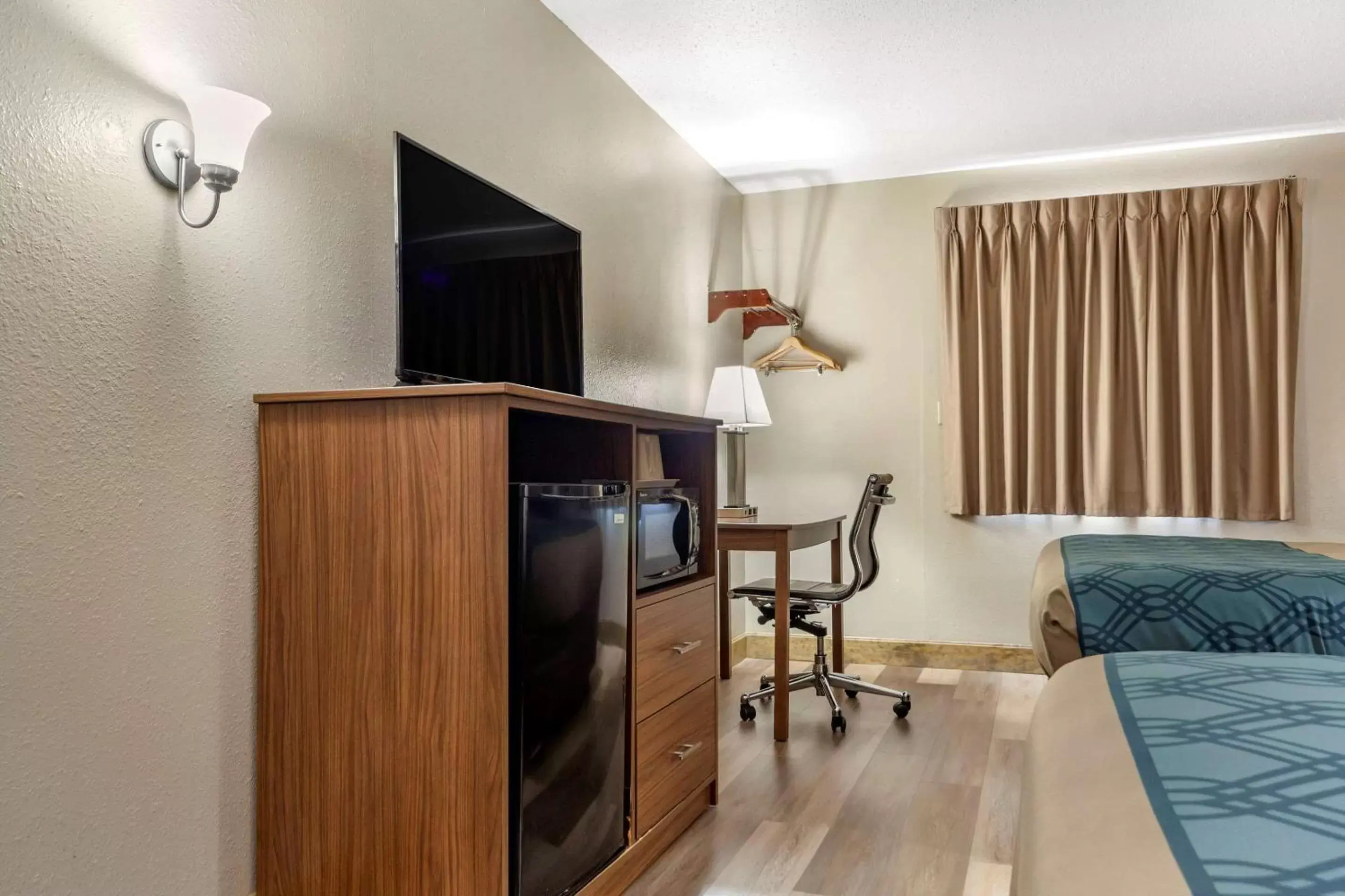 Photo of the whole room, TV/Entertainment Center in Econo Lodge Hays I-70