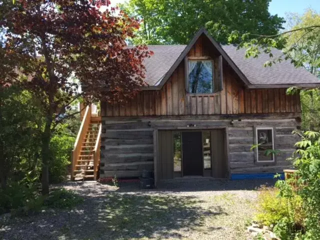 Property Building in Merrickville Guest Suites