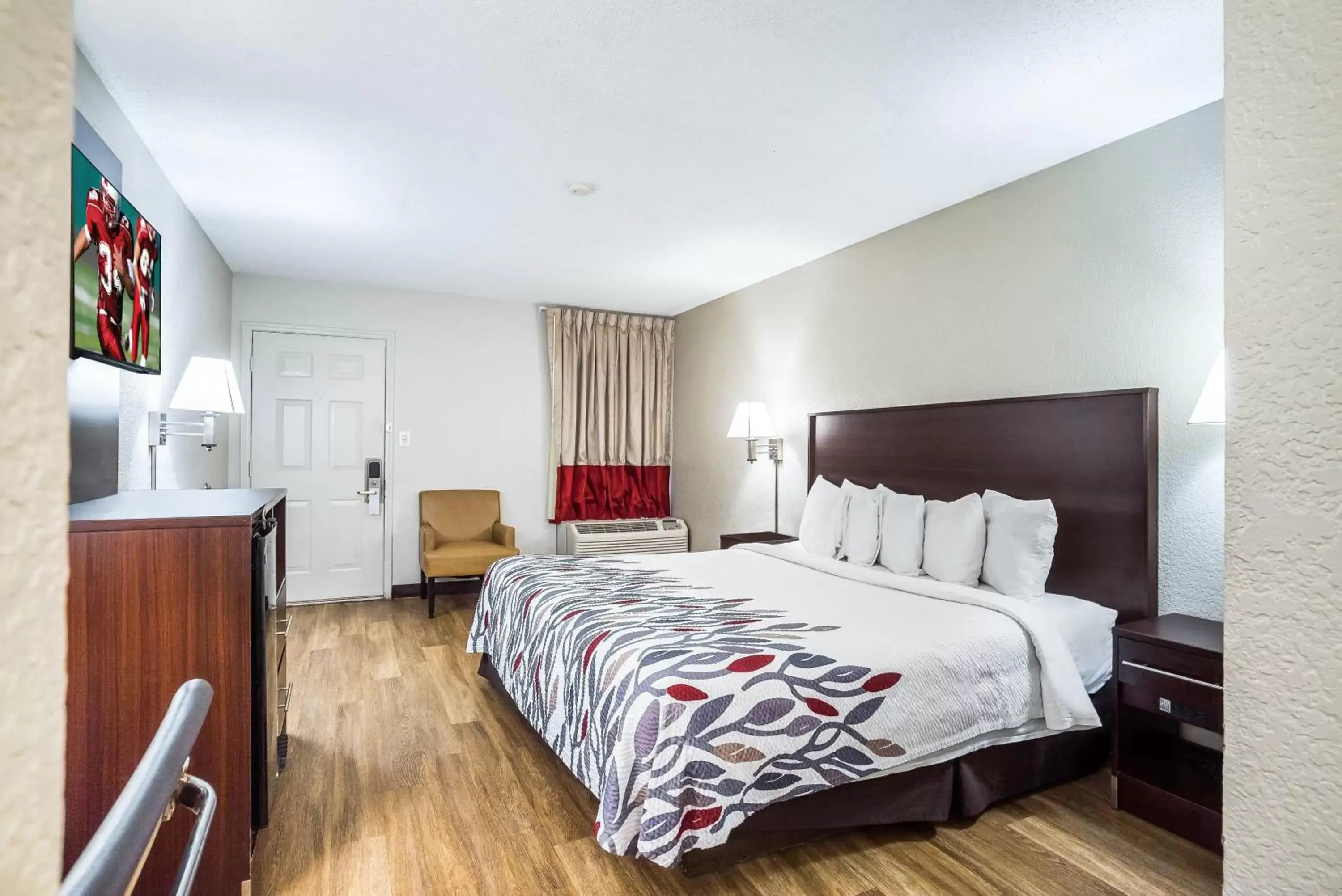 Photo of the whole room, Bed in Red Roof Inn Spartanburg - I-26 Photo of the whole room, Bed in Red Roof Inn Spartanburg - I-26