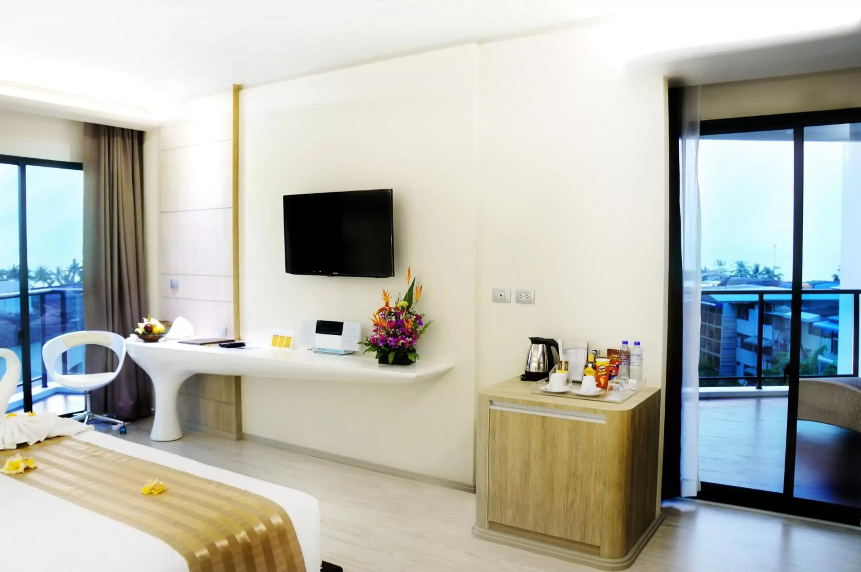 Balcony/Terrace, TV/Entertainment Center in Pattaya Discovery Beach Hotel - SHA Extra Plus