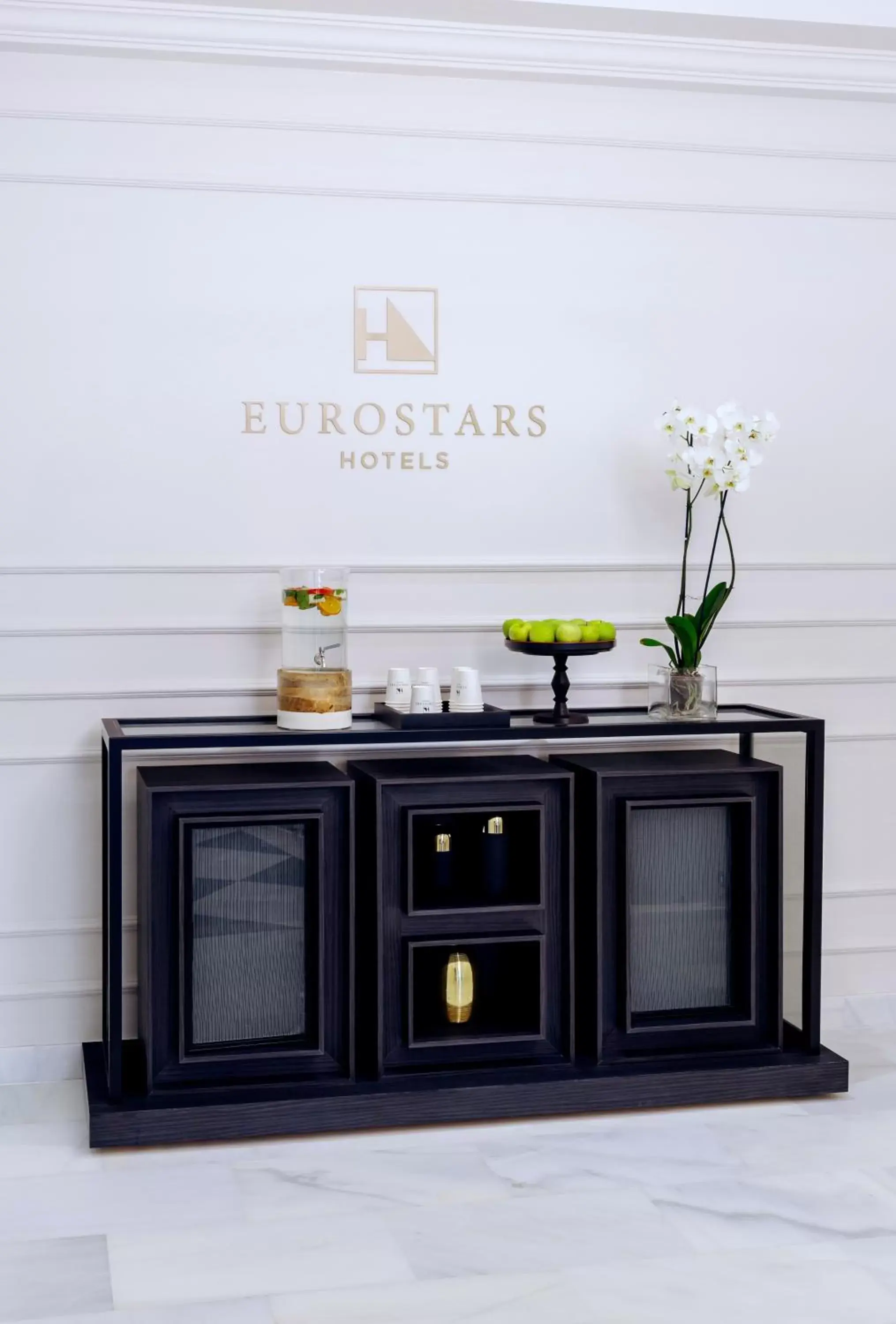 Property building, Kitchen/Kitchenette in Eurostars Puerta Real