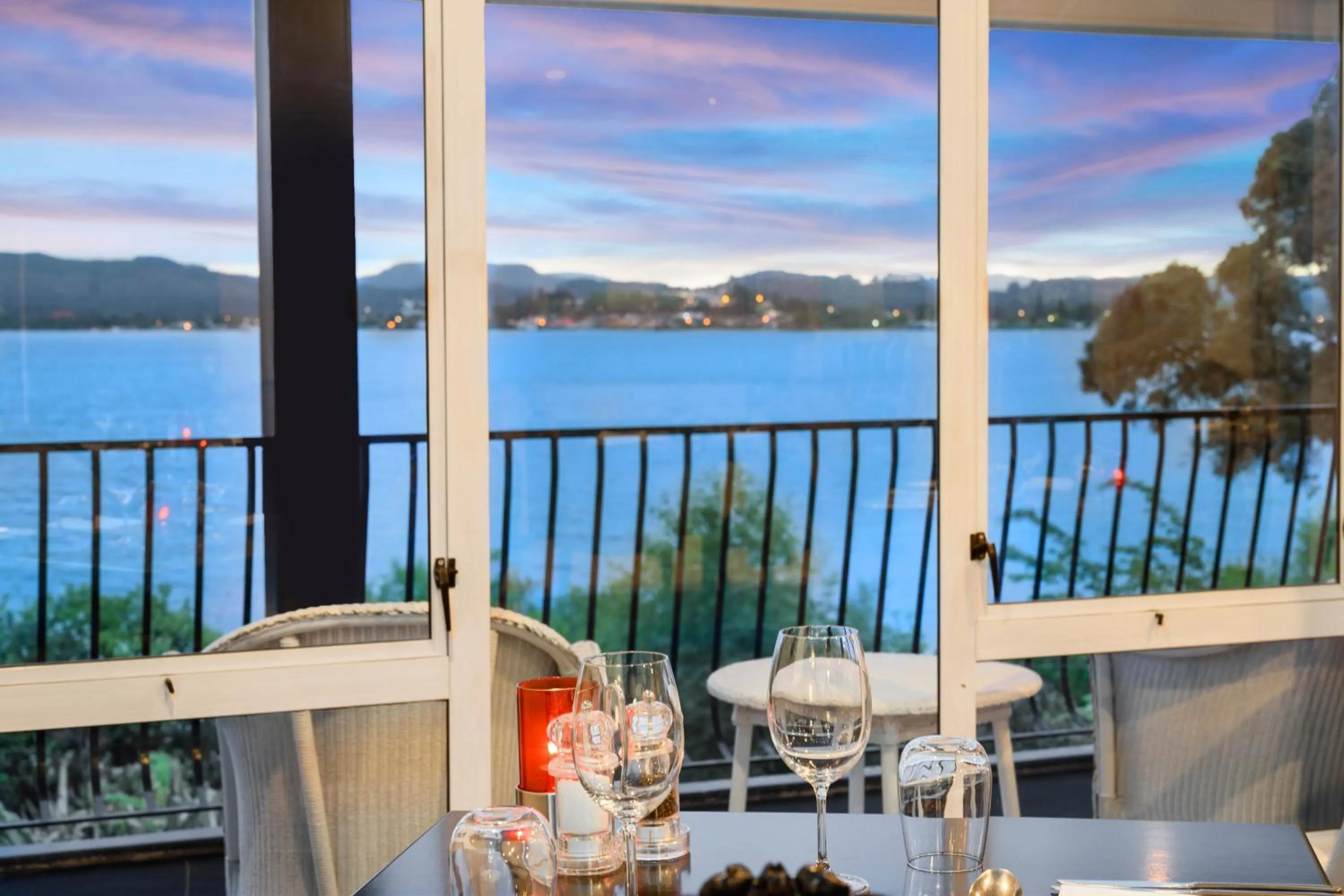 Restaurant/places to eat in Black Swan Lakeside Boutique Hotel