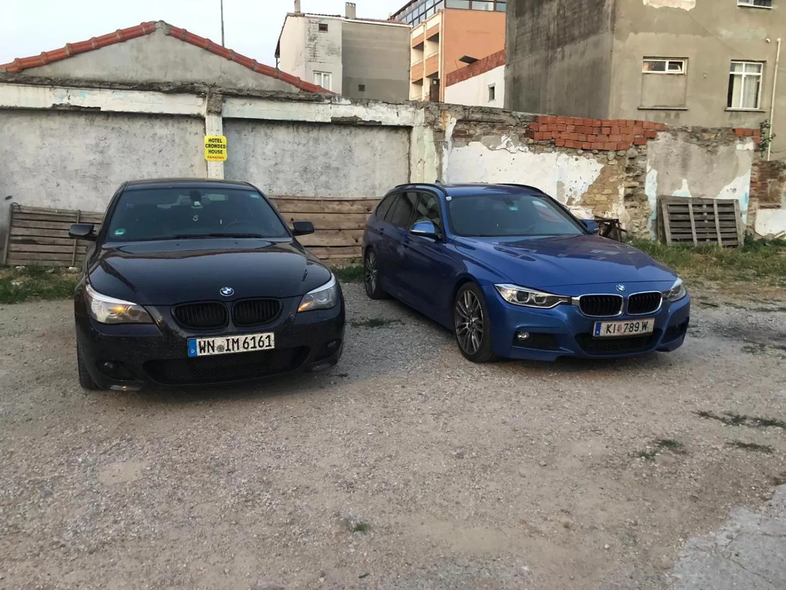 Day in Hotel Crowded House