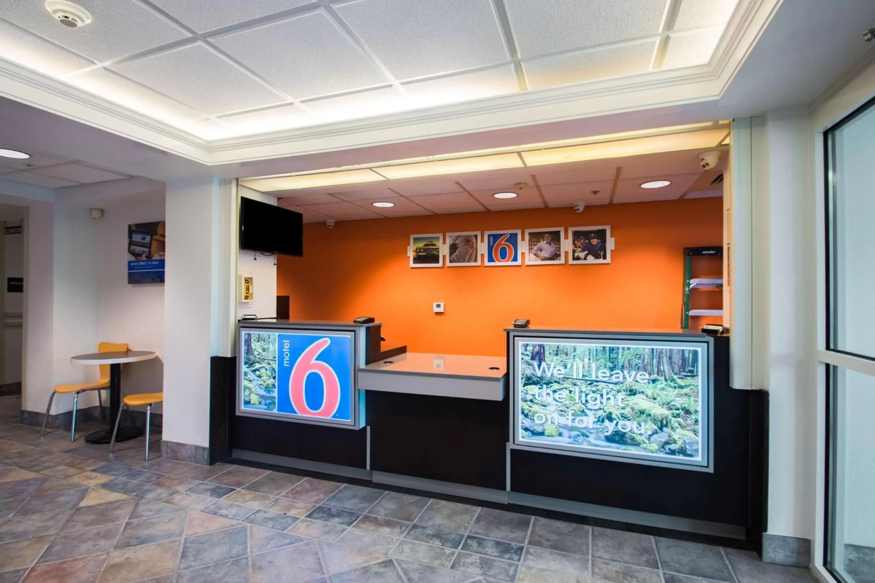 Lobby or reception, TV/Entertainment Center in Motel 6-Portland, OR - North