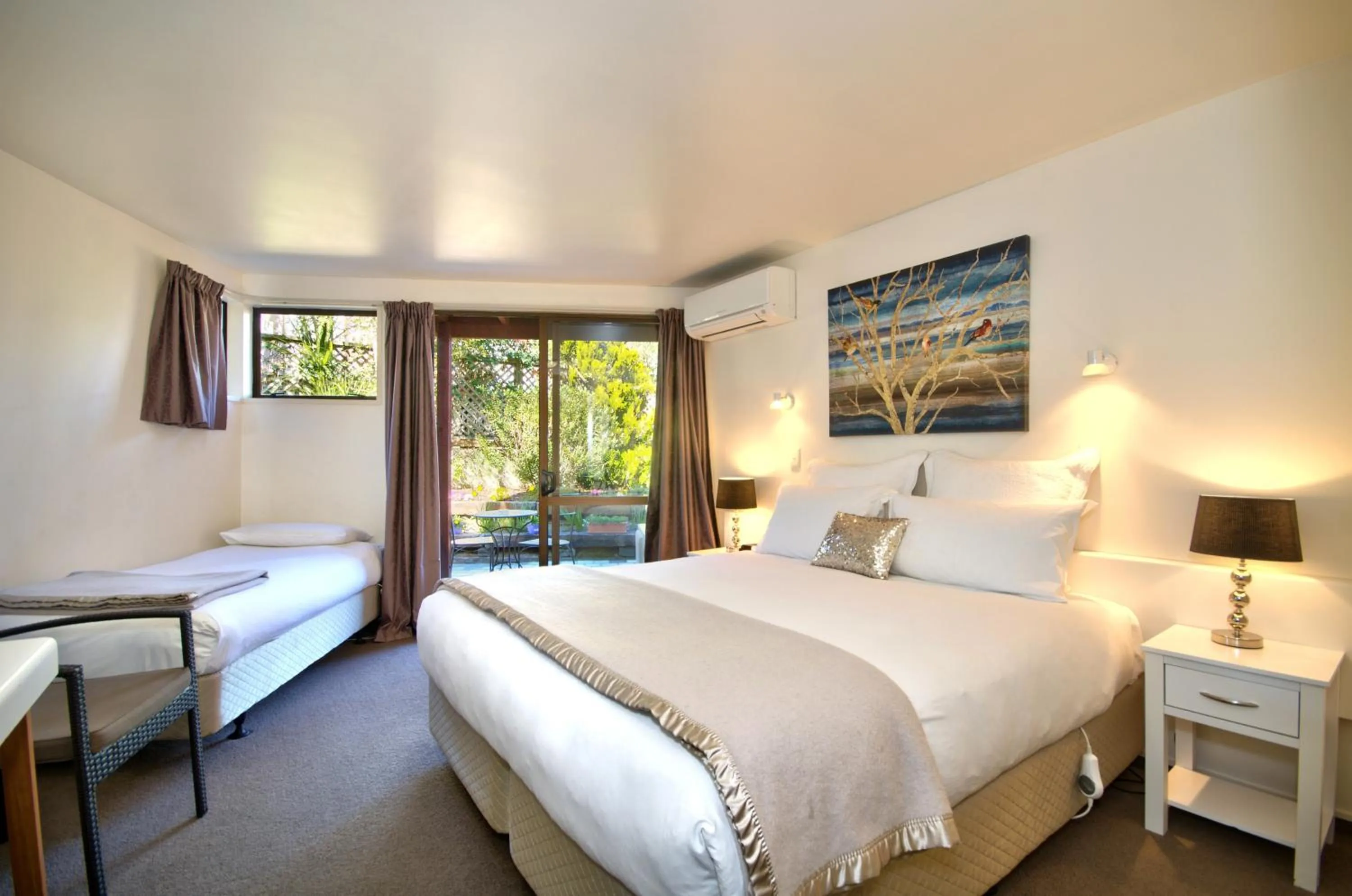 Photo of the whole room, Bed in Melbourne Lodge Queenstown