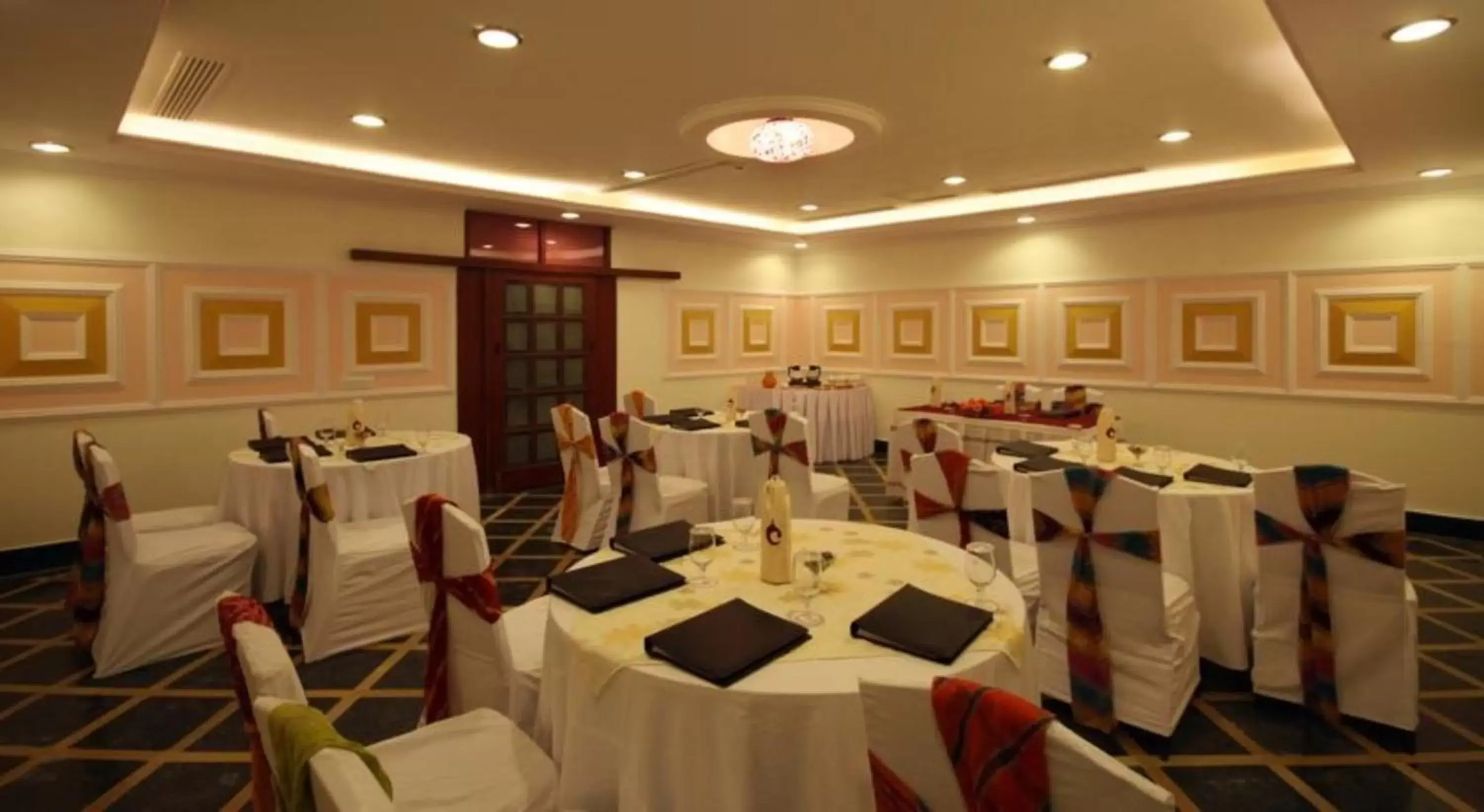 Restaurant/places to eat, Banquet Facilities in Clarks Khajuraho