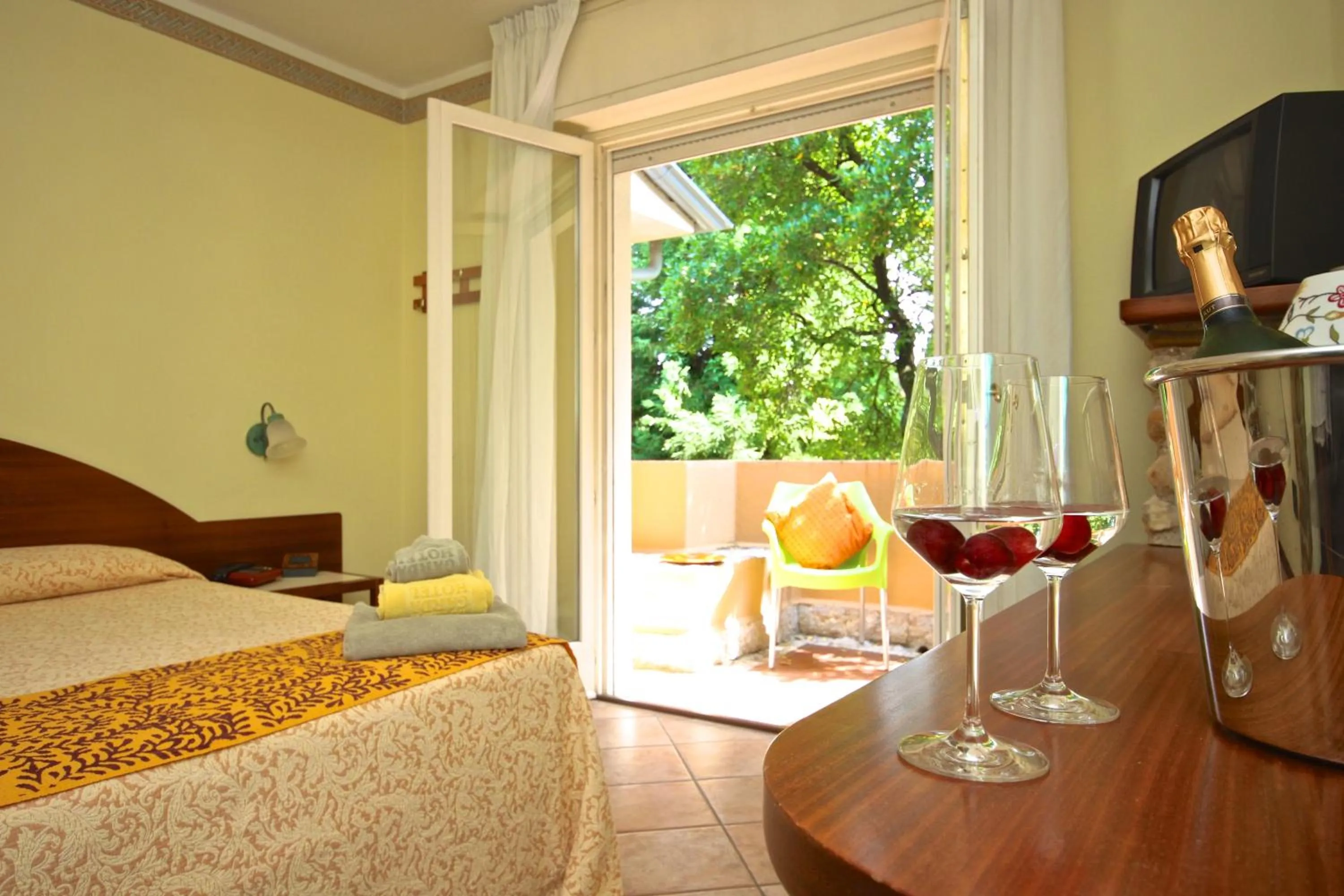 Day, Bed in West Garda Hotel