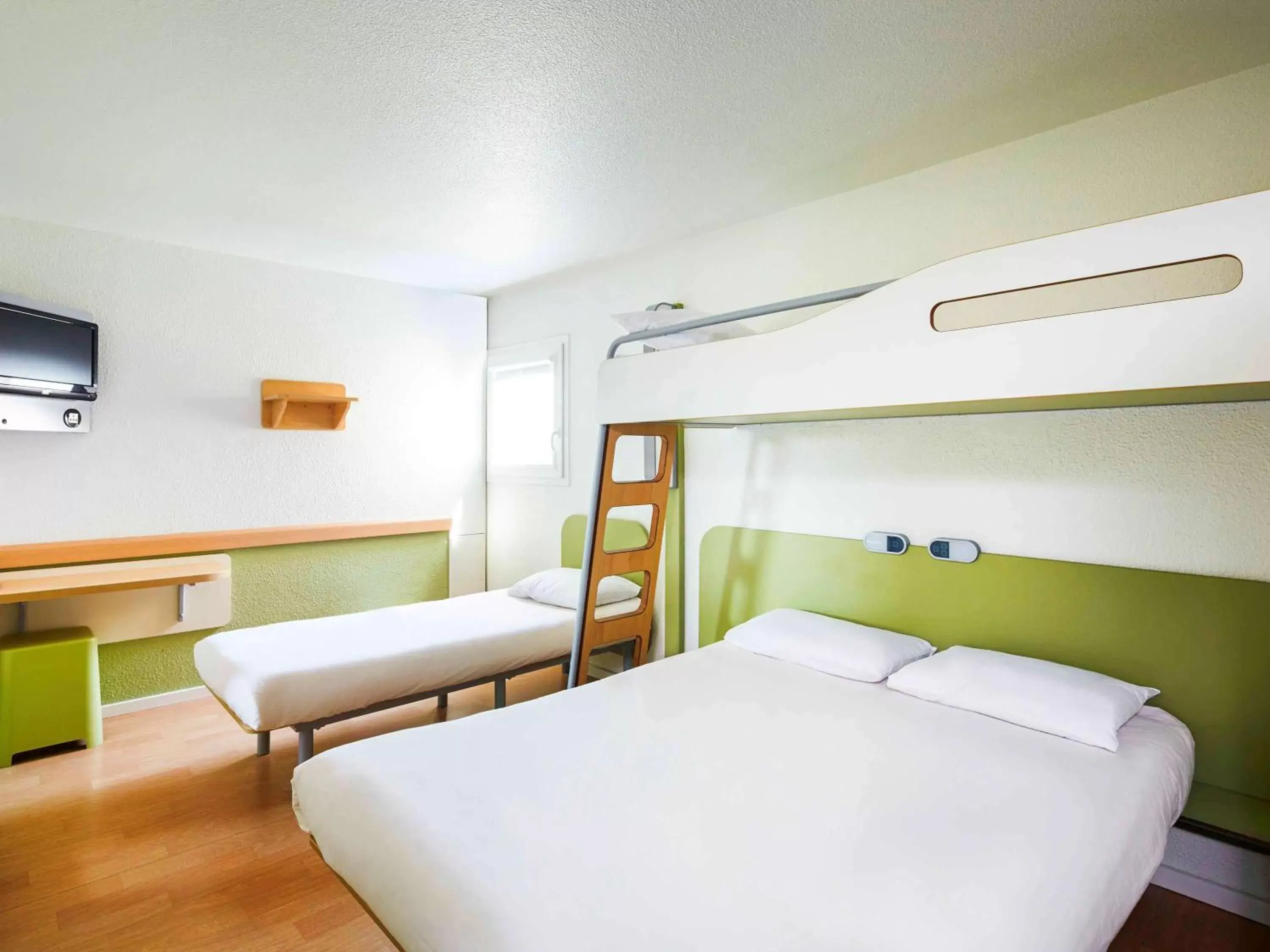 Photo of the whole room, Bunk Bed in ibis budget Chartres