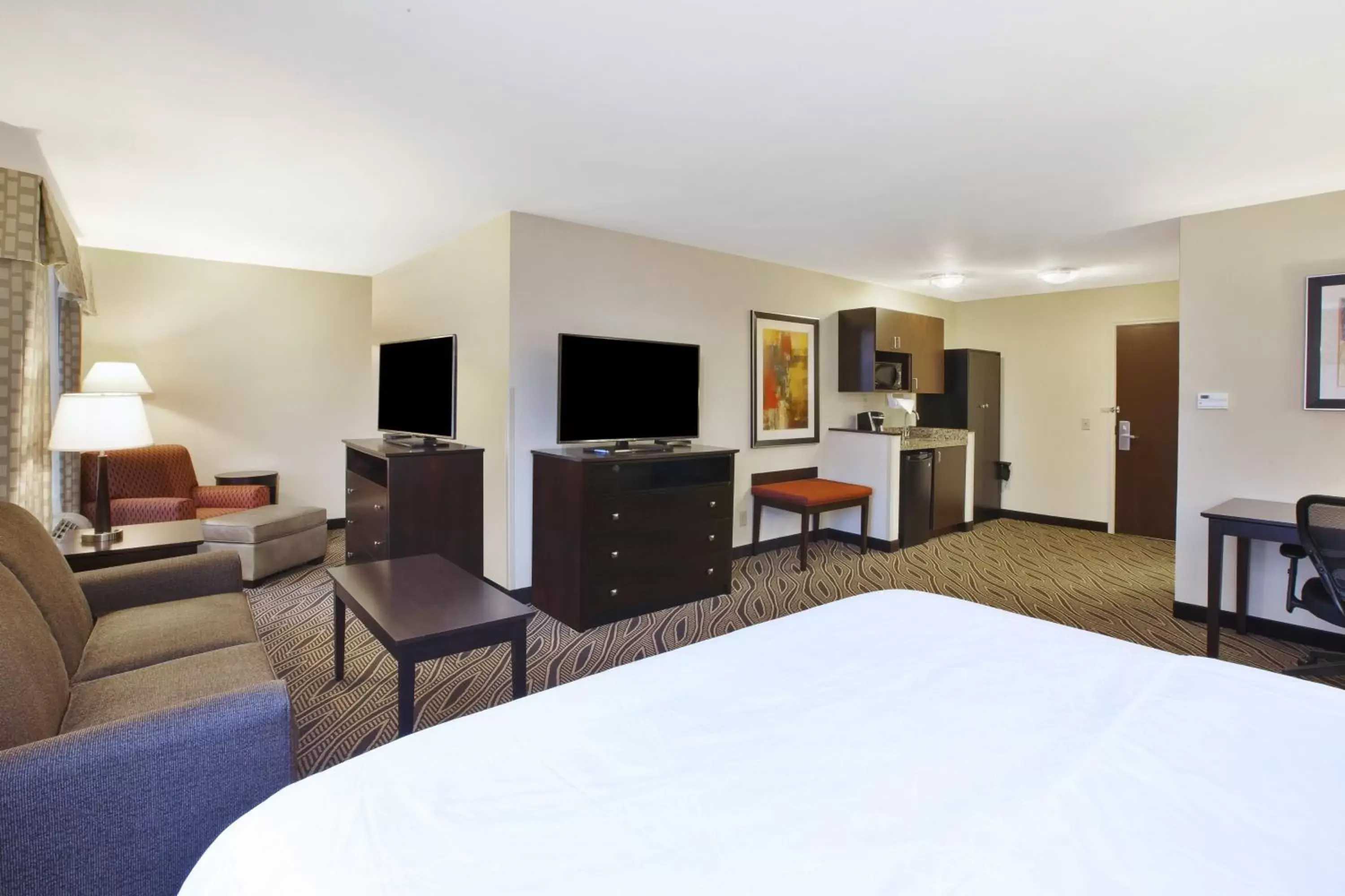 Bedroom, TV/Entertainment Center in Holiday Inn Express & Suites Washington - Meadow Lands, an IHG Hotel