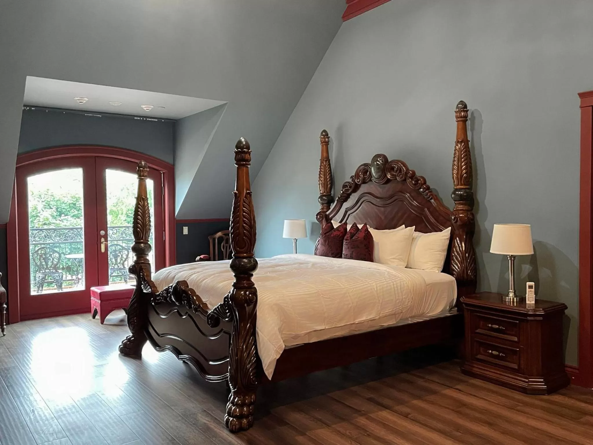 Patio, Bed in Niagara Grandview Boutique Hotel