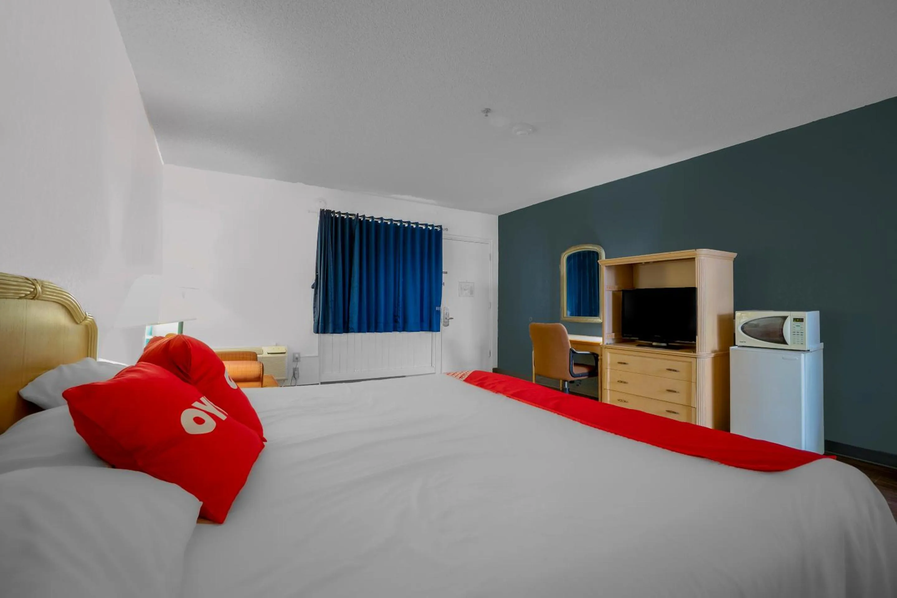 Premium King Bed in OYO Hotel Kingsville - Hwy 77