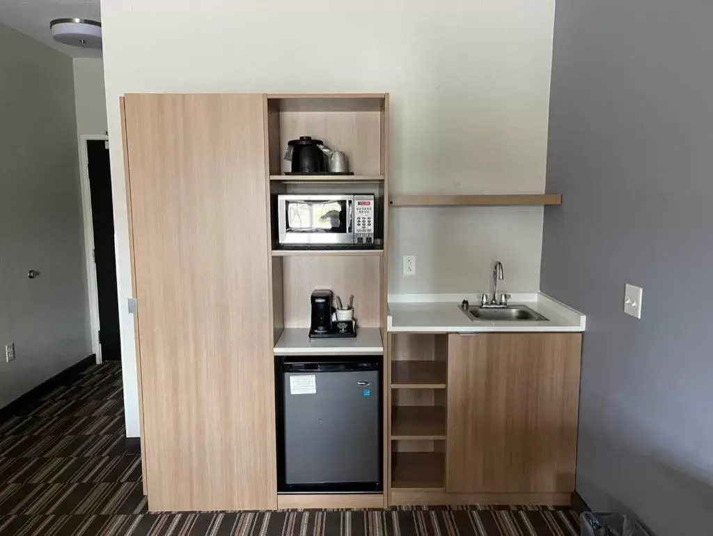 Kitchen or kitchenette, Kitchen/Kitchenette in Microtel Inn & Suites by Wyndham Carlisle