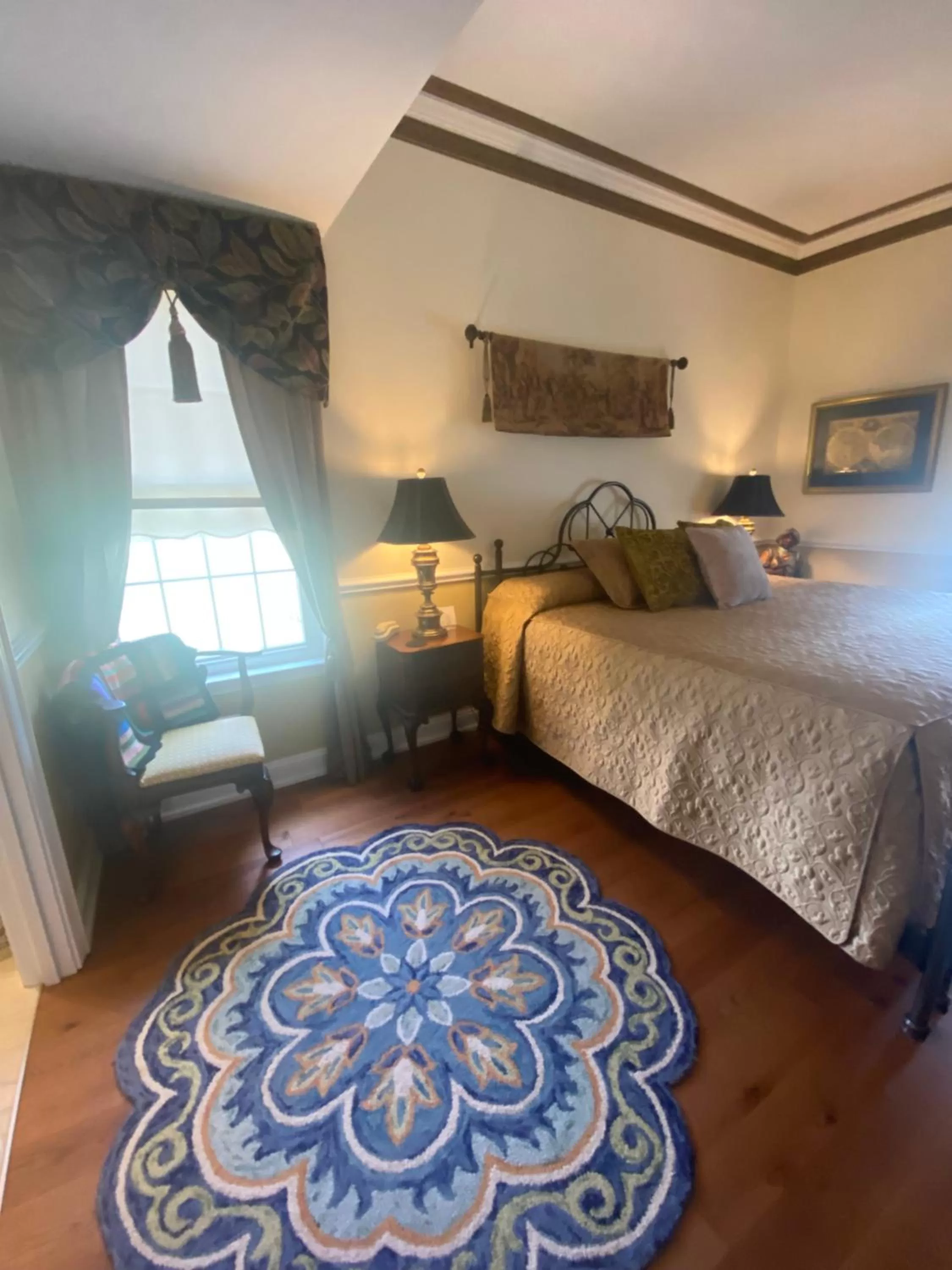 Photo of the whole room, Bed in The Cypress Inn