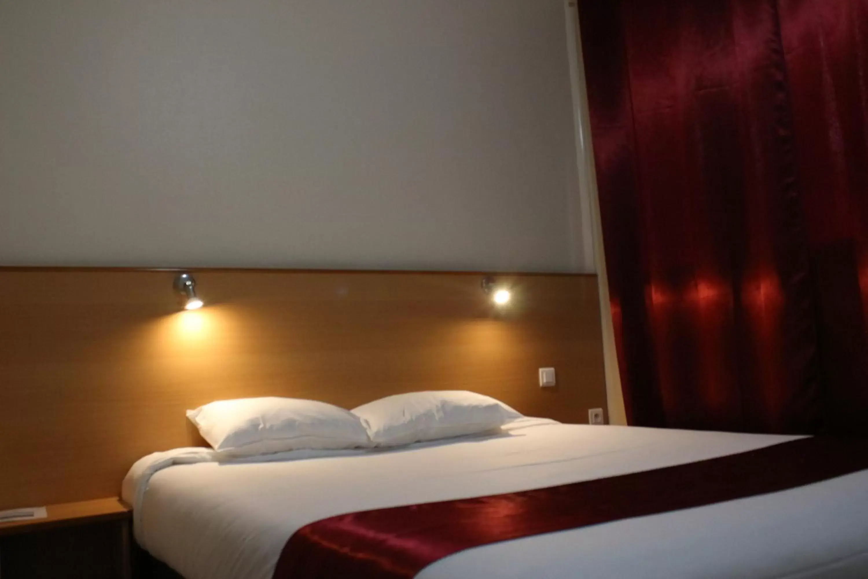 Bed in Hotel Le Saint Aubin