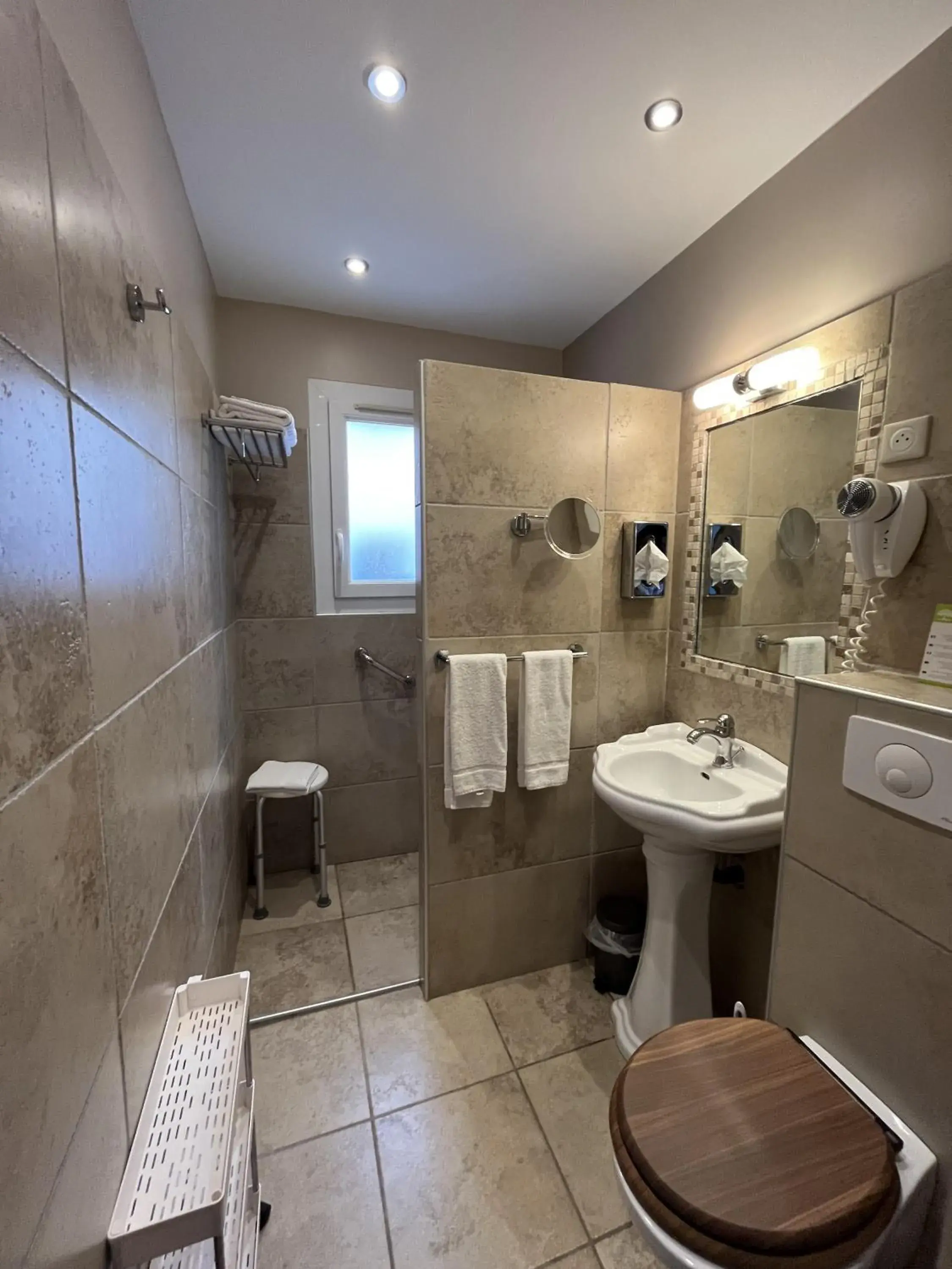 Toilet, Bathroom in The Originals Boutique, Hôtel du Parc, Cavaillon (Inter-Hotel)