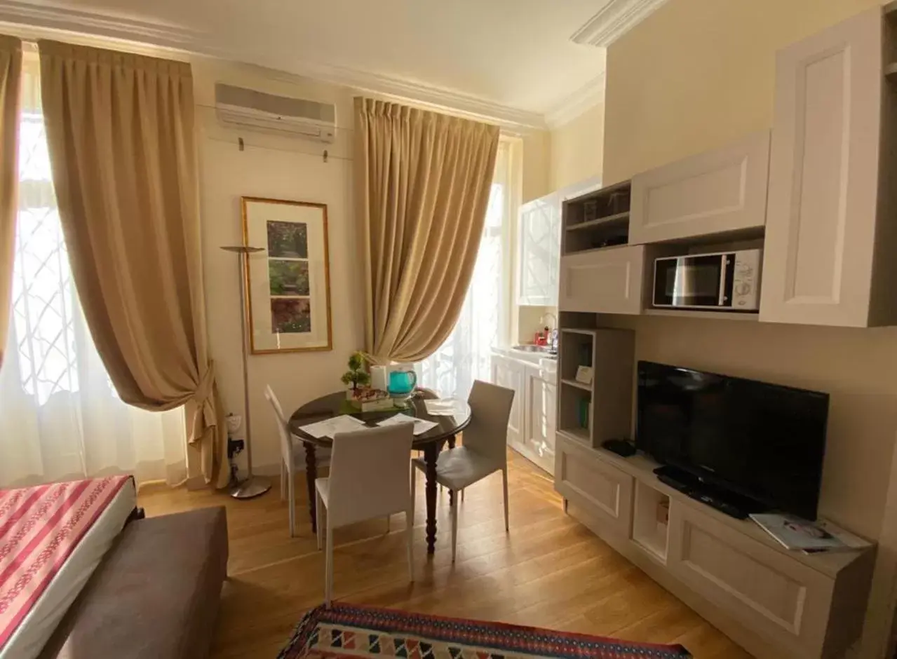 Dining area, TV/Entertainment Center in Loger Confort Residence & Apartments