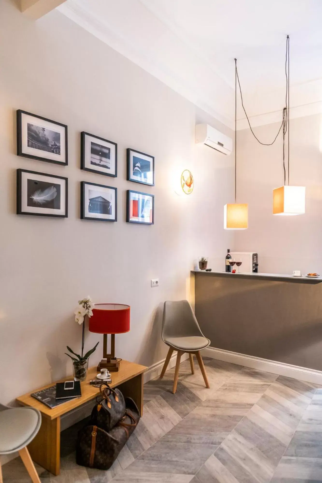 Communal lounge/ TV room, Bathroom in Eccelso Hotel