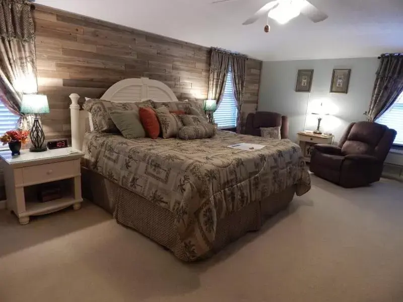 Deluxe King Suite in Brookside Mountain Mist Inn Deluxe King Suite in Brookside Mountain Mist Inn