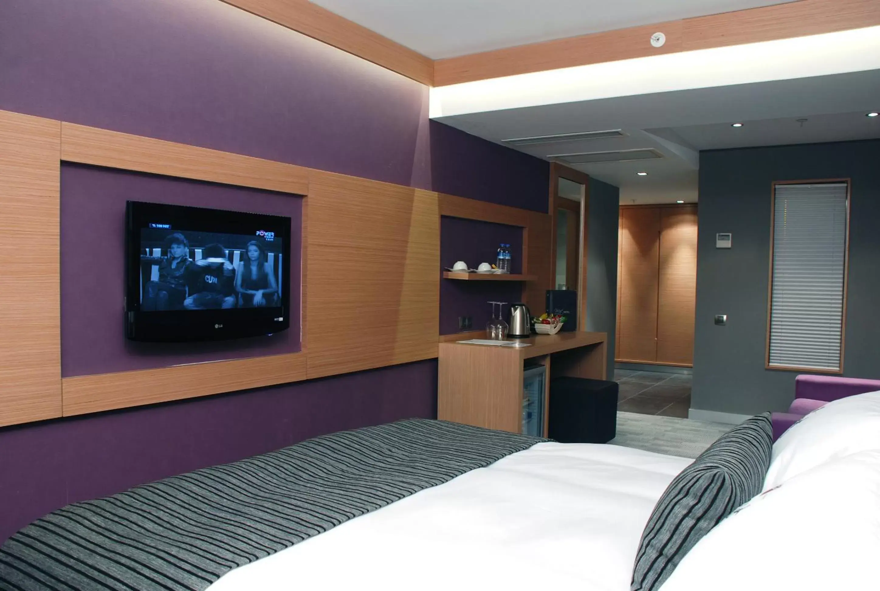 Bed, TV/Entertainment Center in Met Boutique Hotel