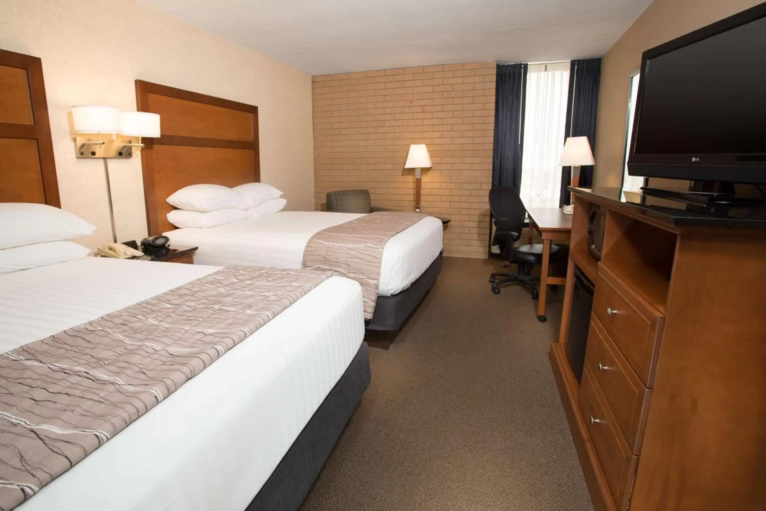 Photo of the whole room, Bed in Drury Inn & Suites Champaign