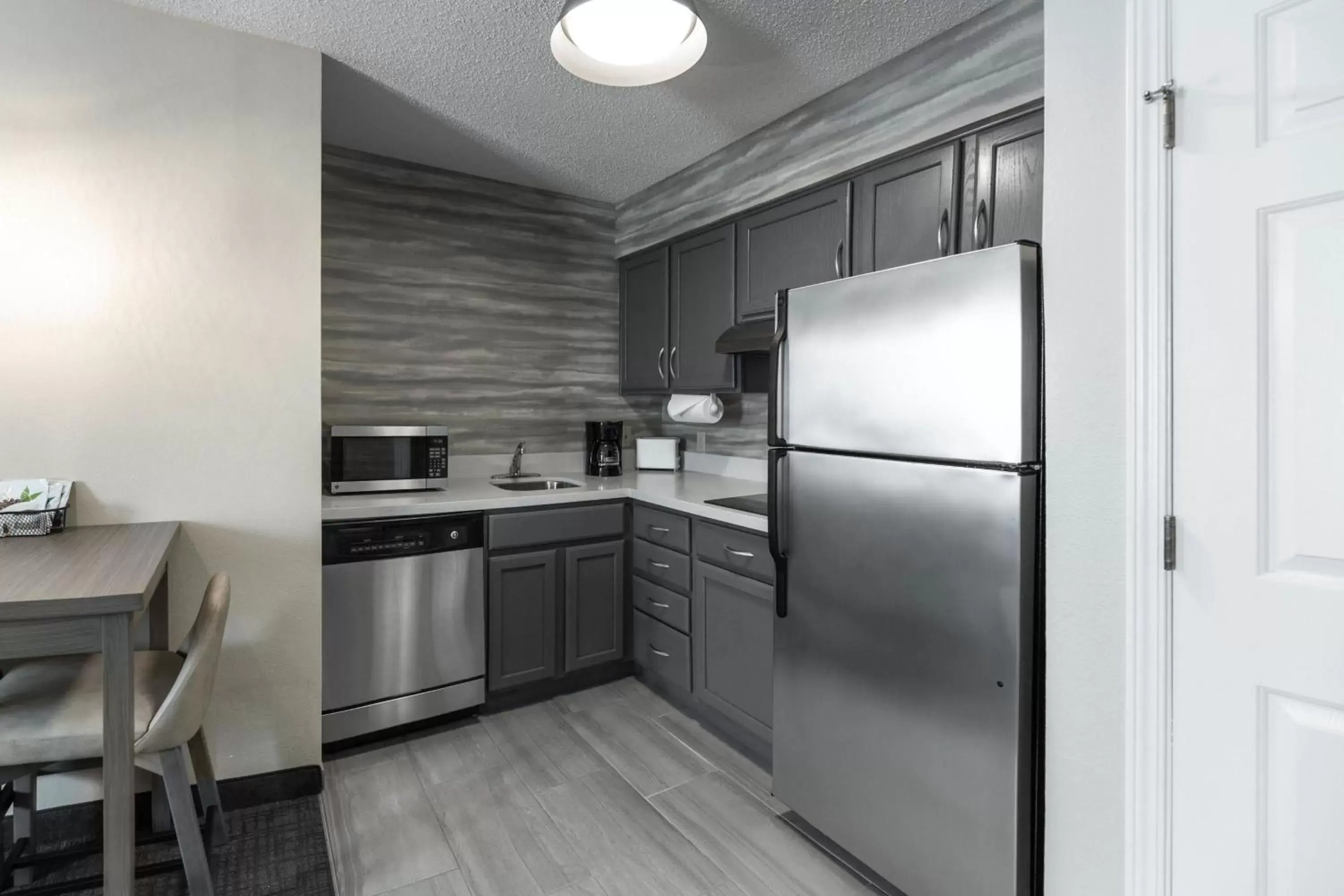 Bedroom, Kitchen/Kitchenette in Residence Inn Columbus Easton