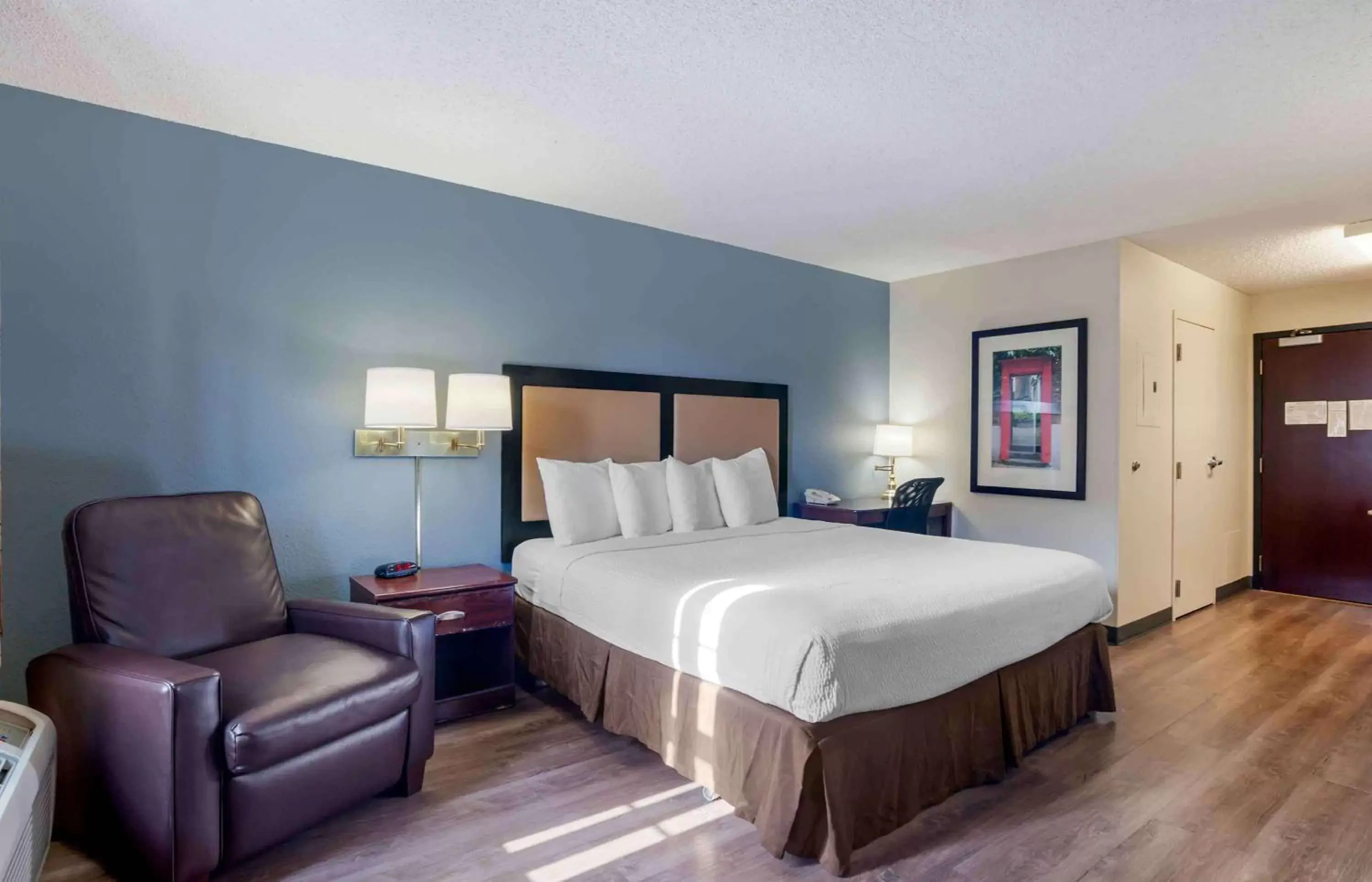 Bedroom, Bed in Extended Stay America Suites - Los Angeles - Torrance Blvd