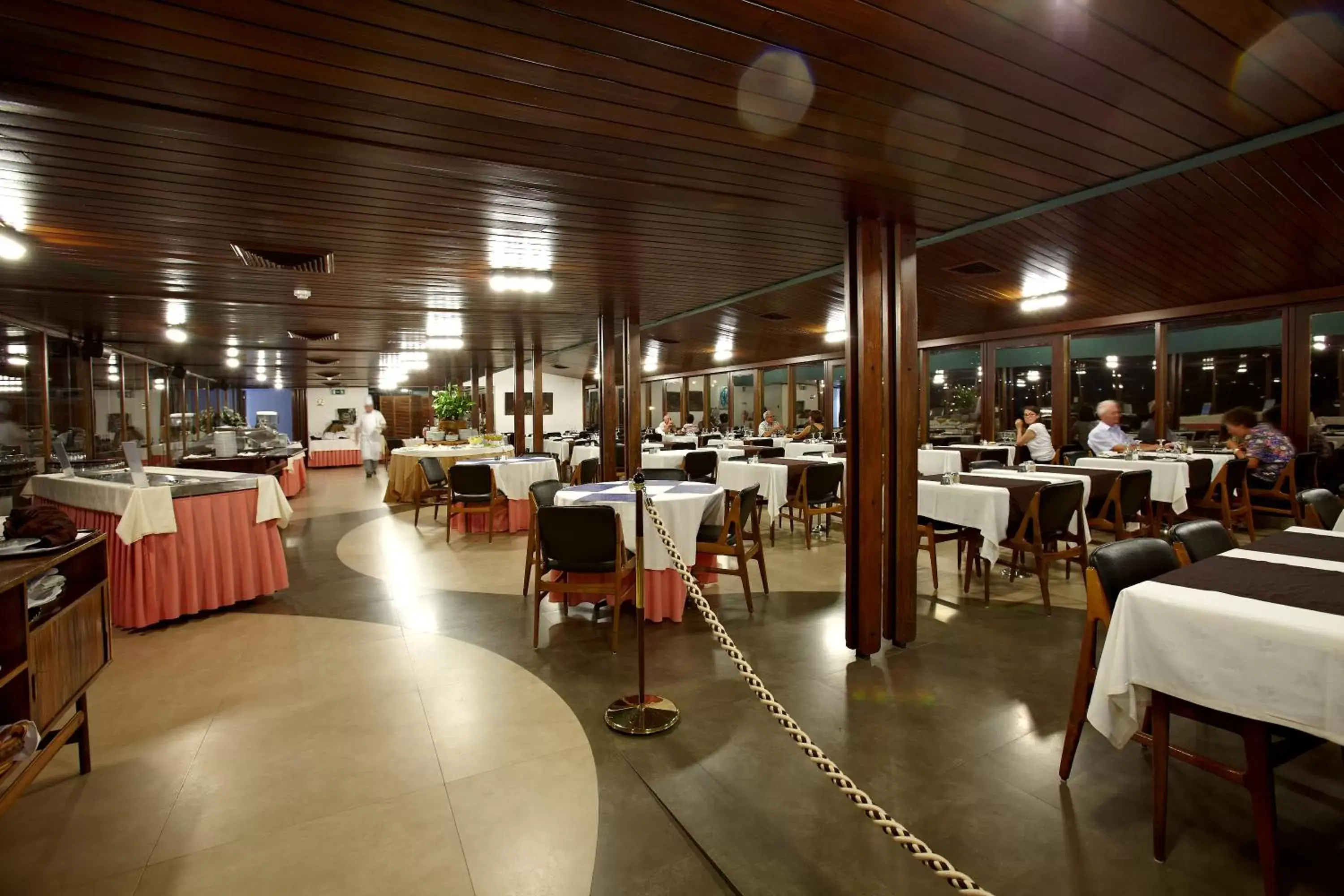 Restaurant/Places to Eat in Hotel do Mar