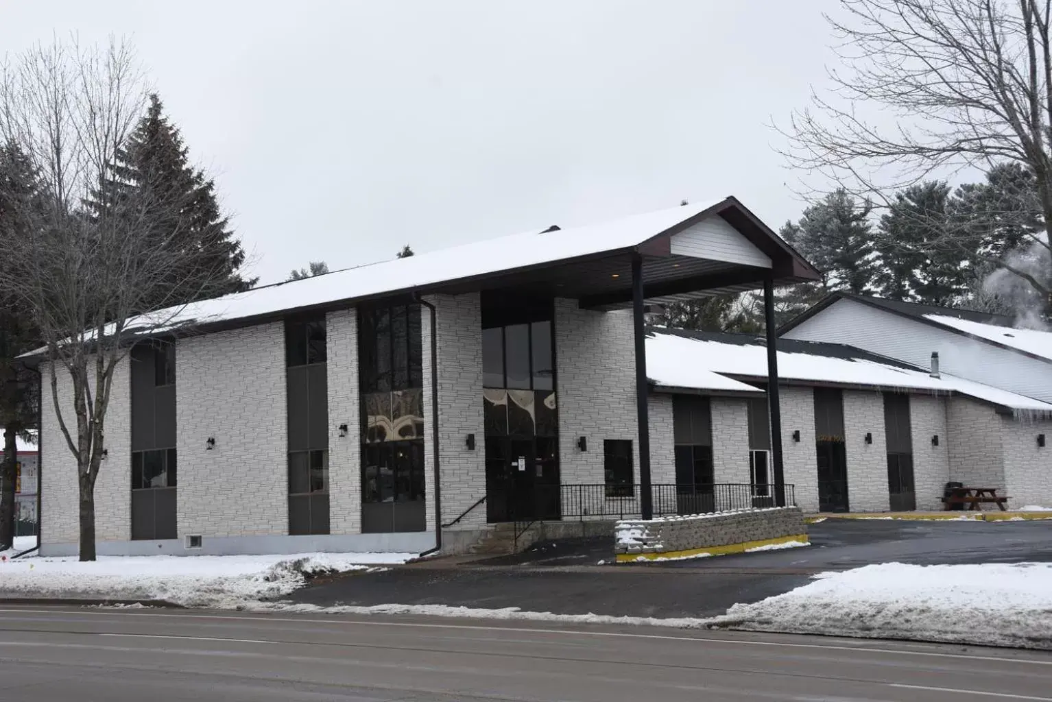 Property building, Winter in Woodside Dells Hotel & Suites