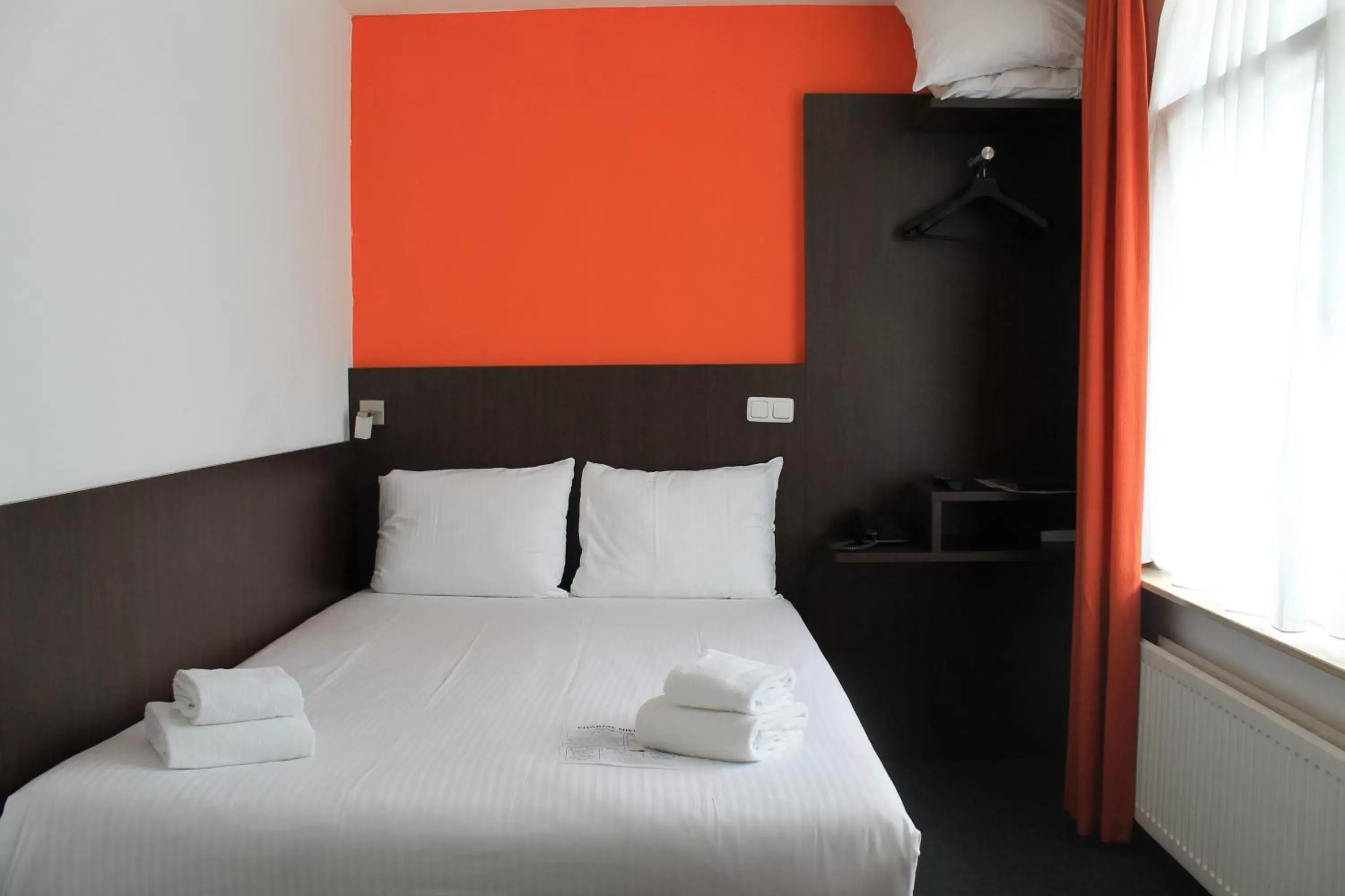 Bed in Hotel Oranjeoord