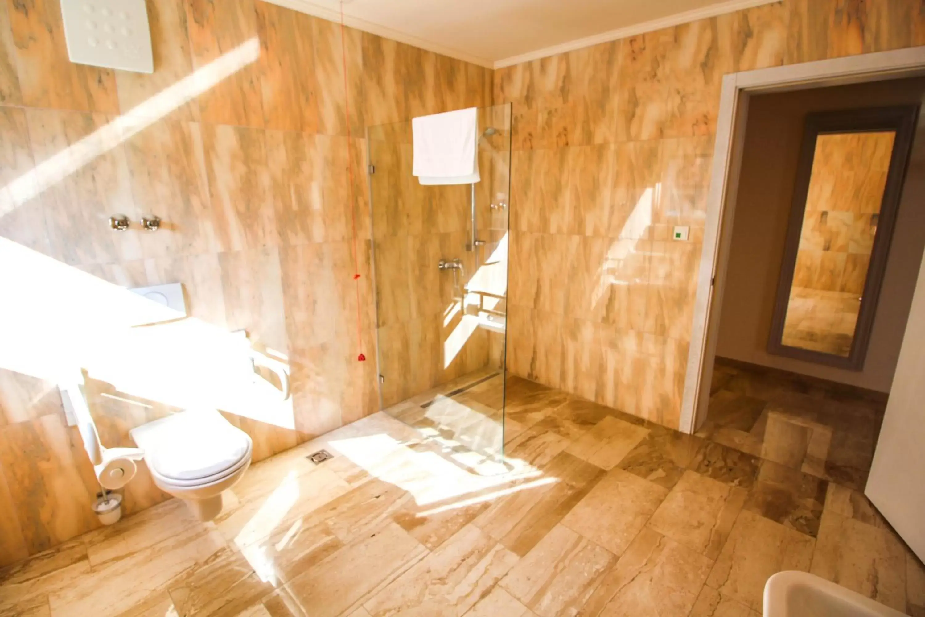 Shower, Bathroom in Grand Hotel Palladium