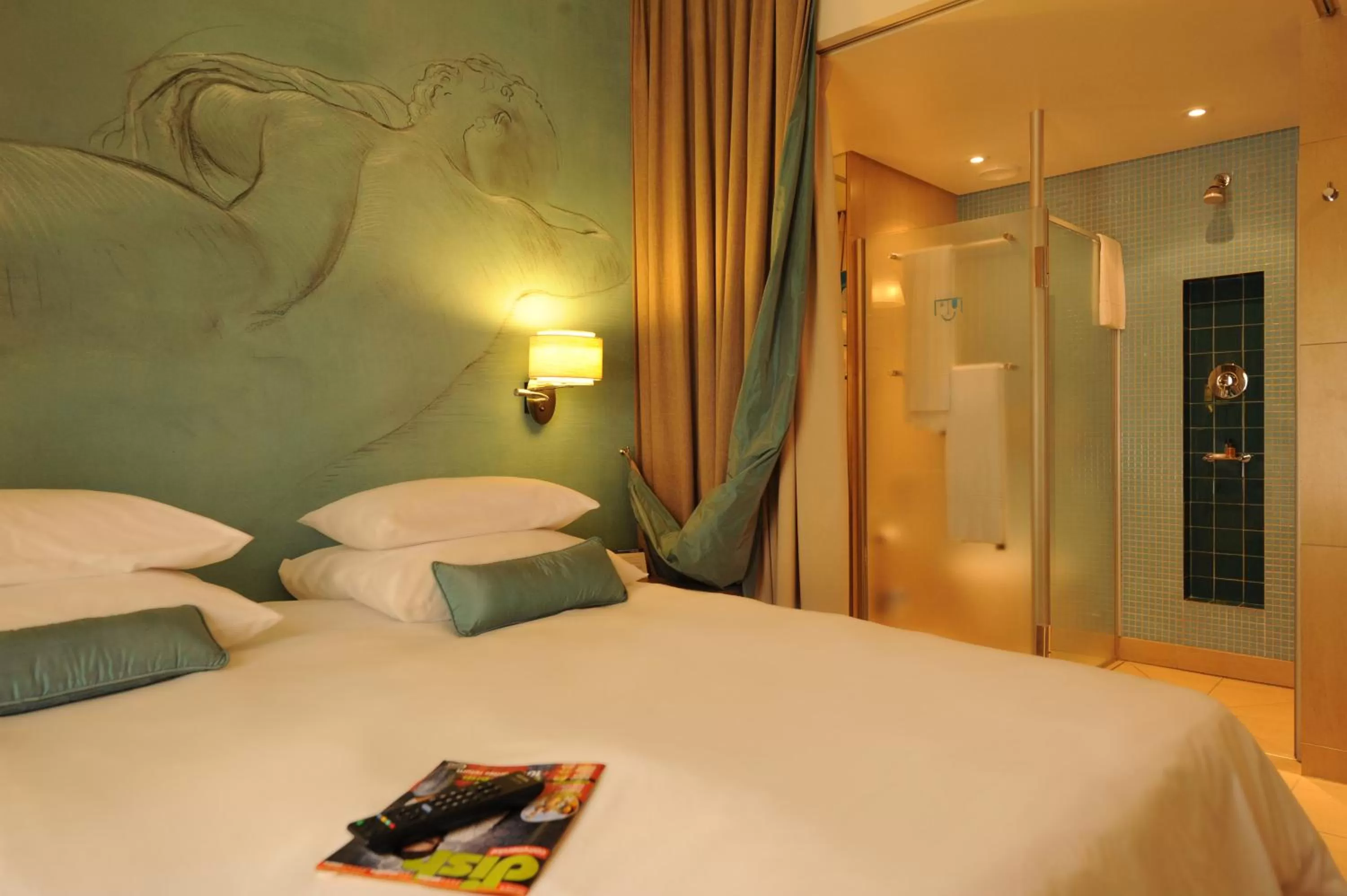 Bathroom, Bed in Metcourt at Emperors Palace