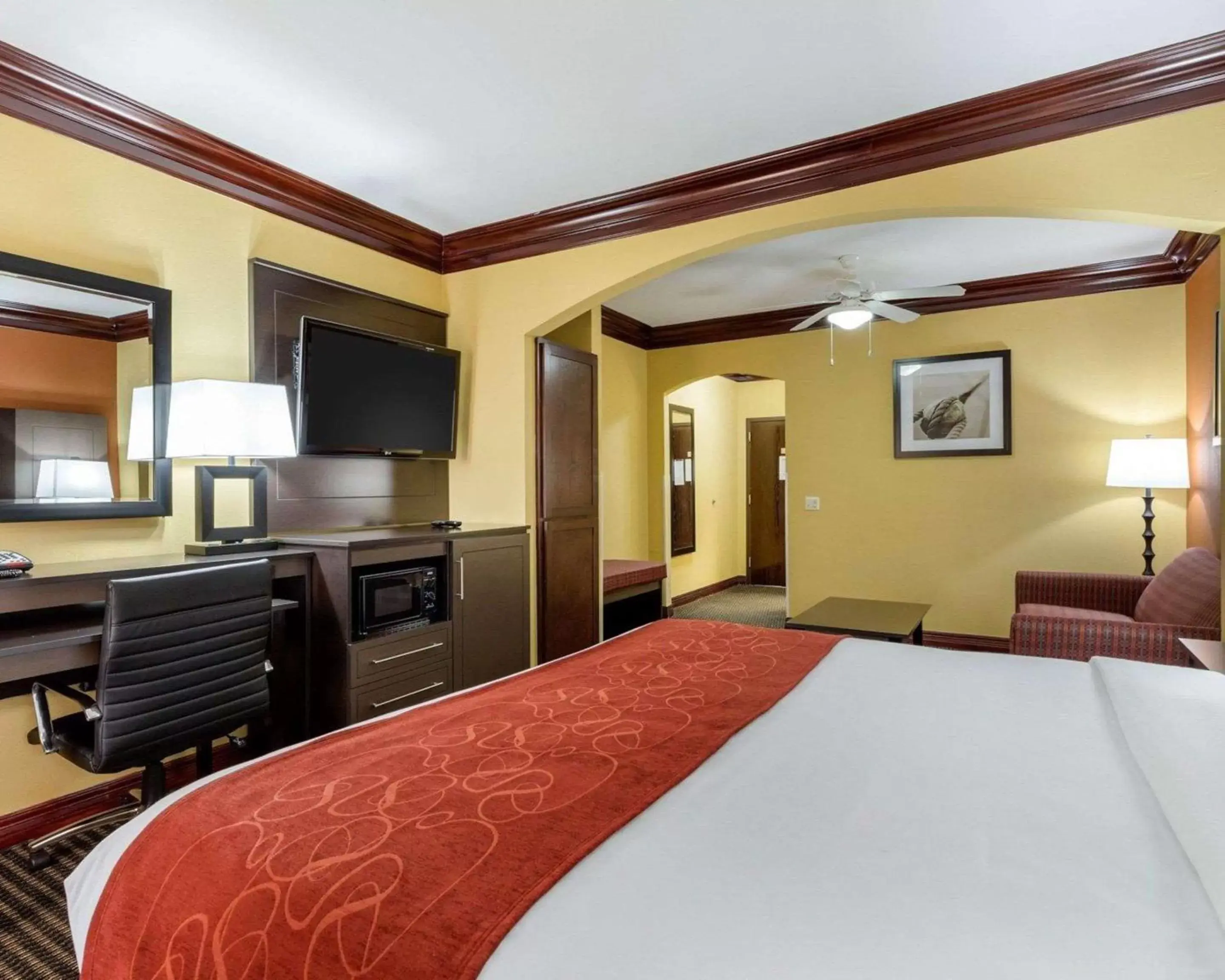 Photo of the whole room, Bed in Comfort Suites Lake Jackson Clute