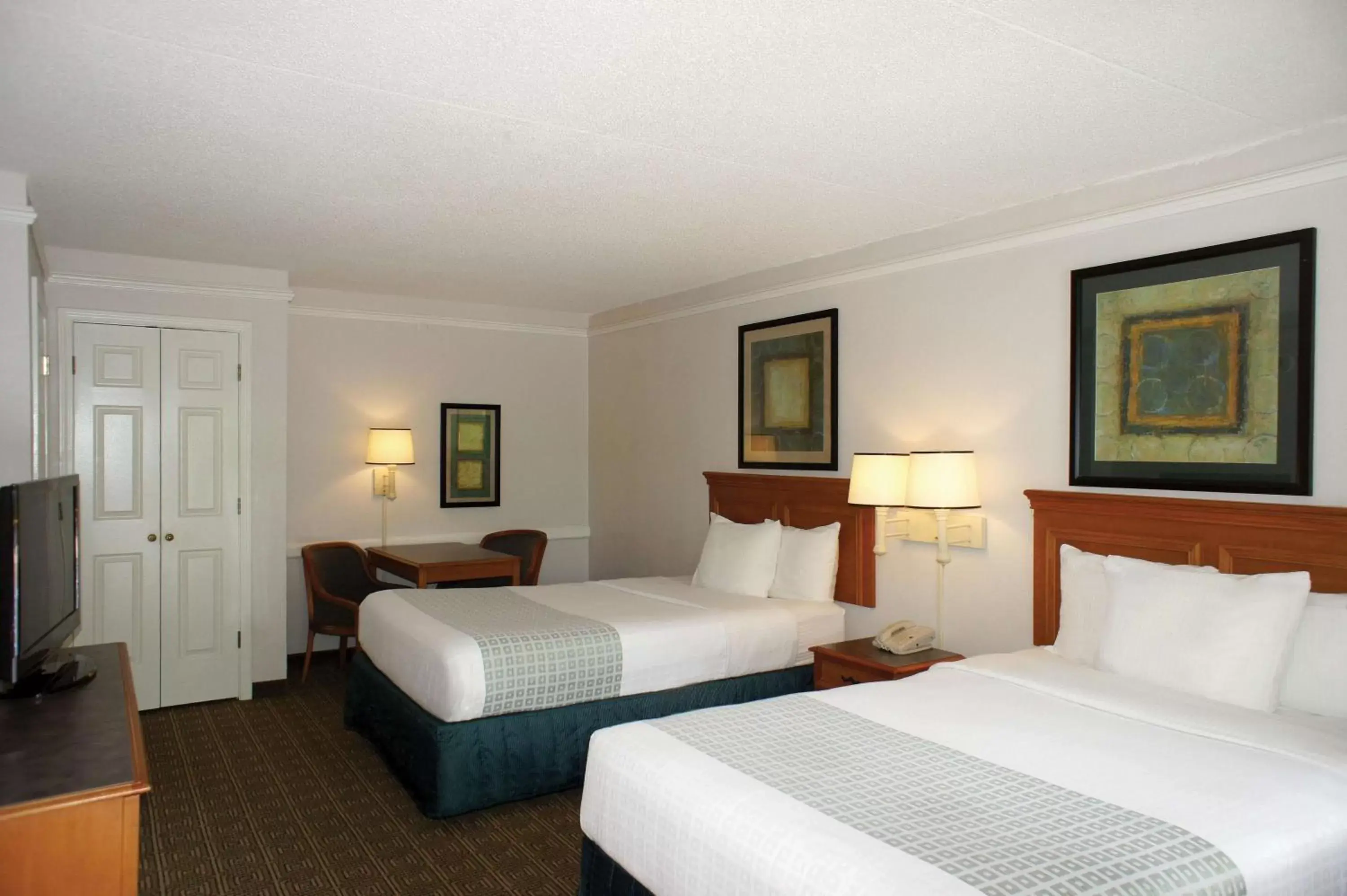 Photo of the whole room, Bed in La Quinta Inn by Wyndham Tallahassee North