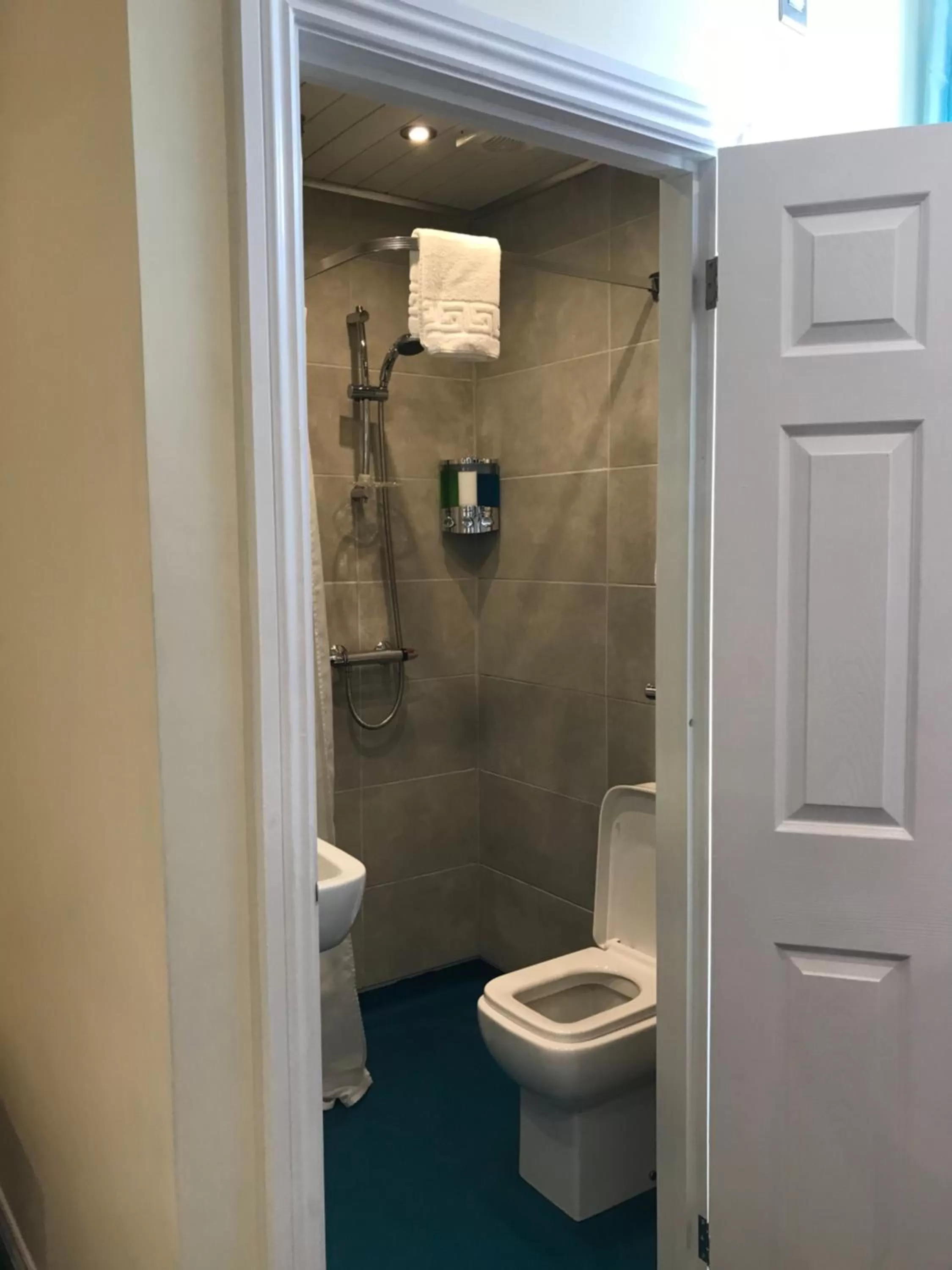 Shower in Cassandra Guest House