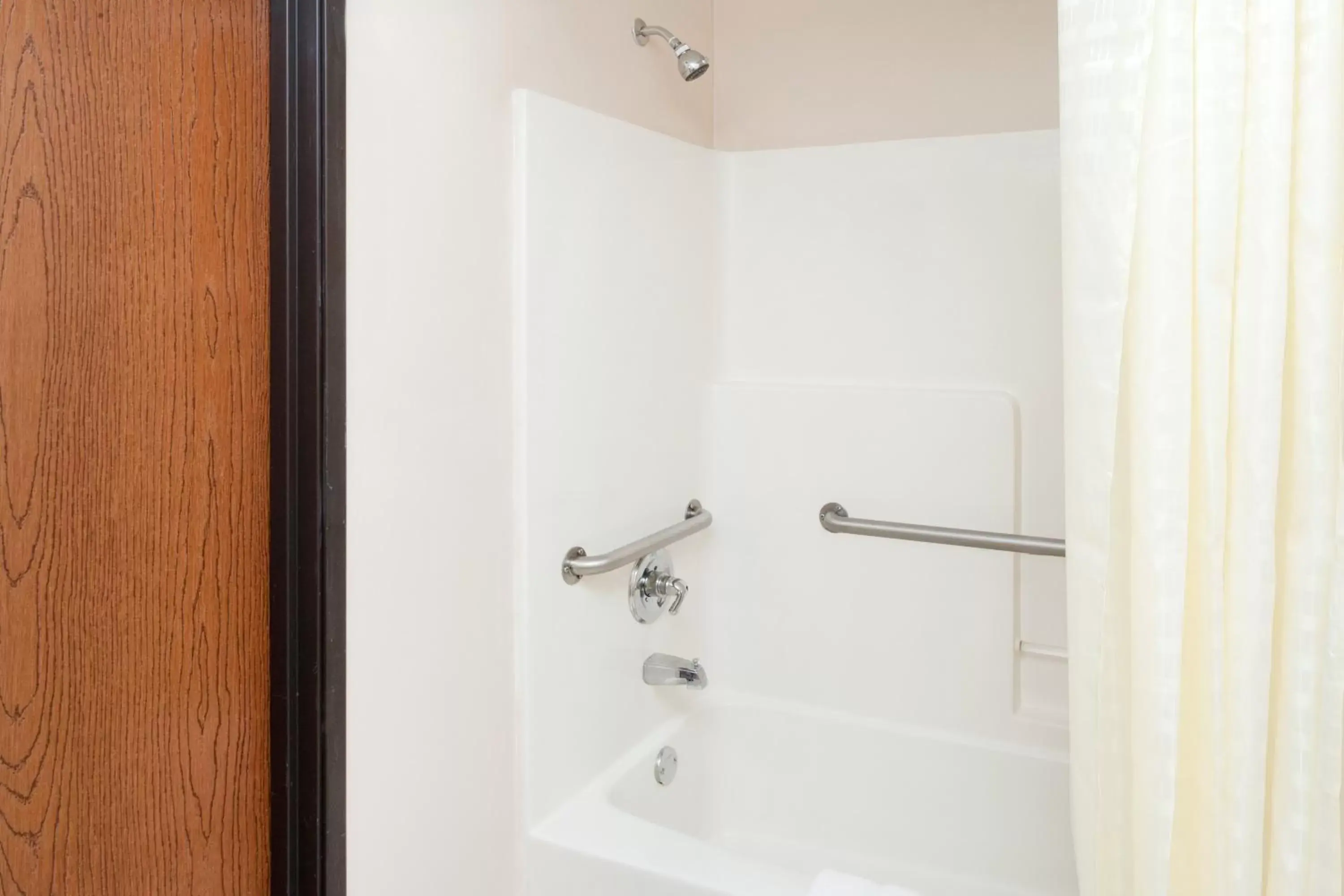 Bathroom in Baymont by Wyndham Chicago/Calumet City