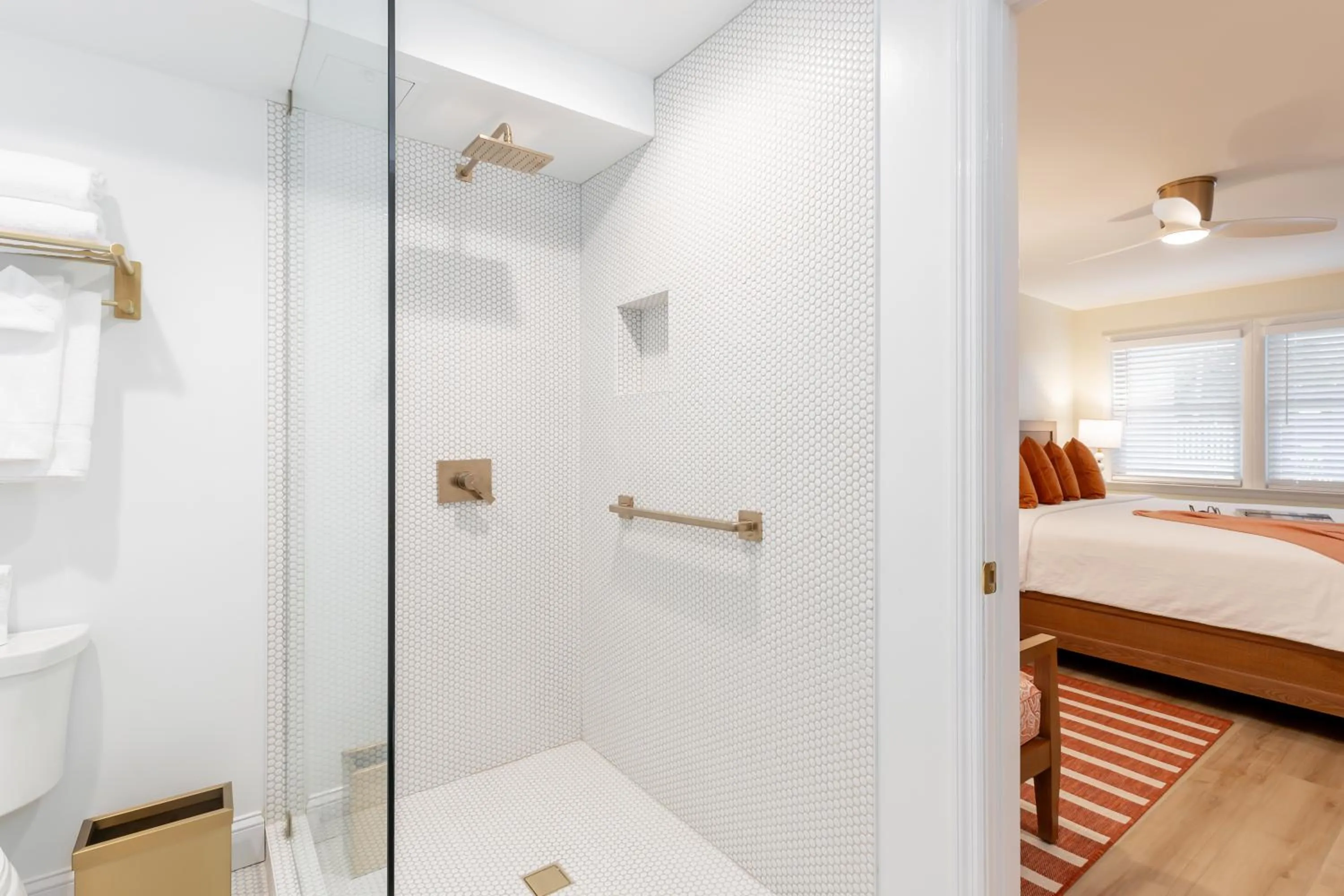Shower, Bed in The Beach Club on Madison Avenue