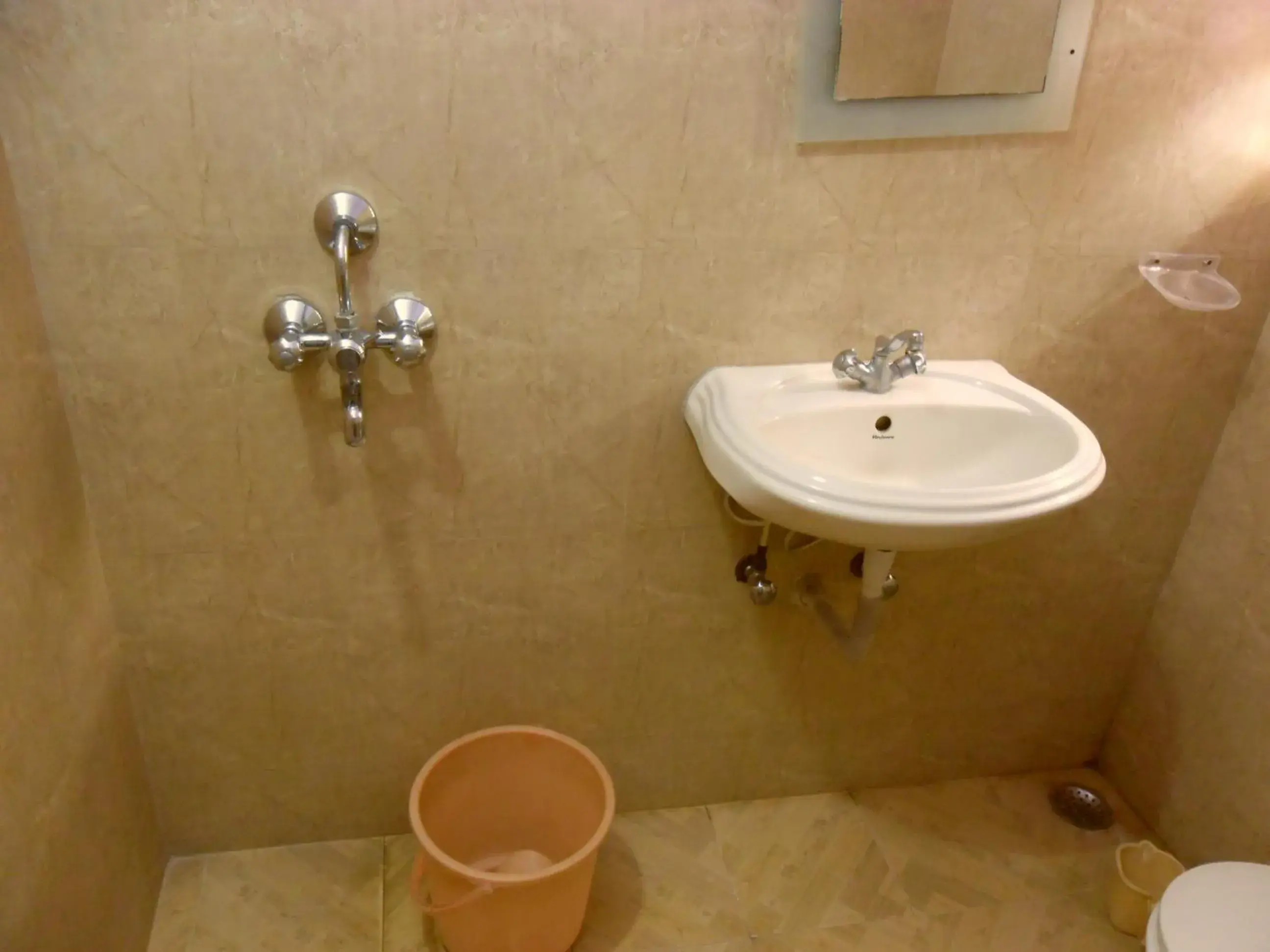 Bathroom in HOTEL SIDHARTHA (600 meters from Taj Mahal)