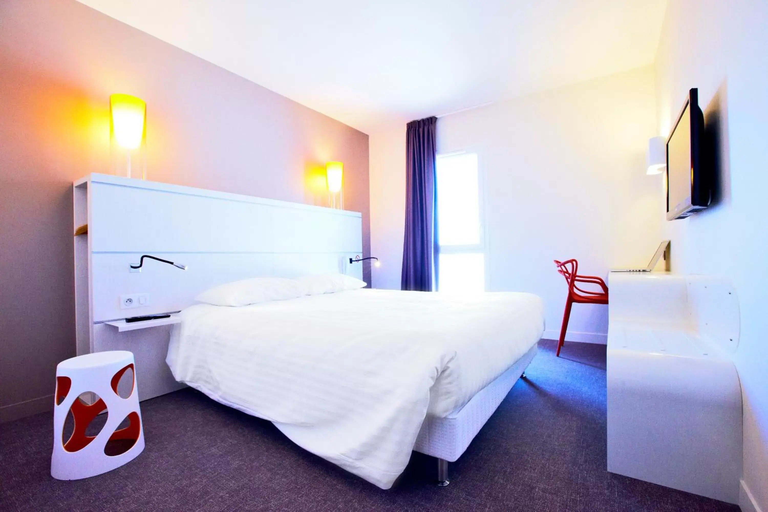 Bedroom, Bed in Kyriad La Rochelle Centre - Les Minimes