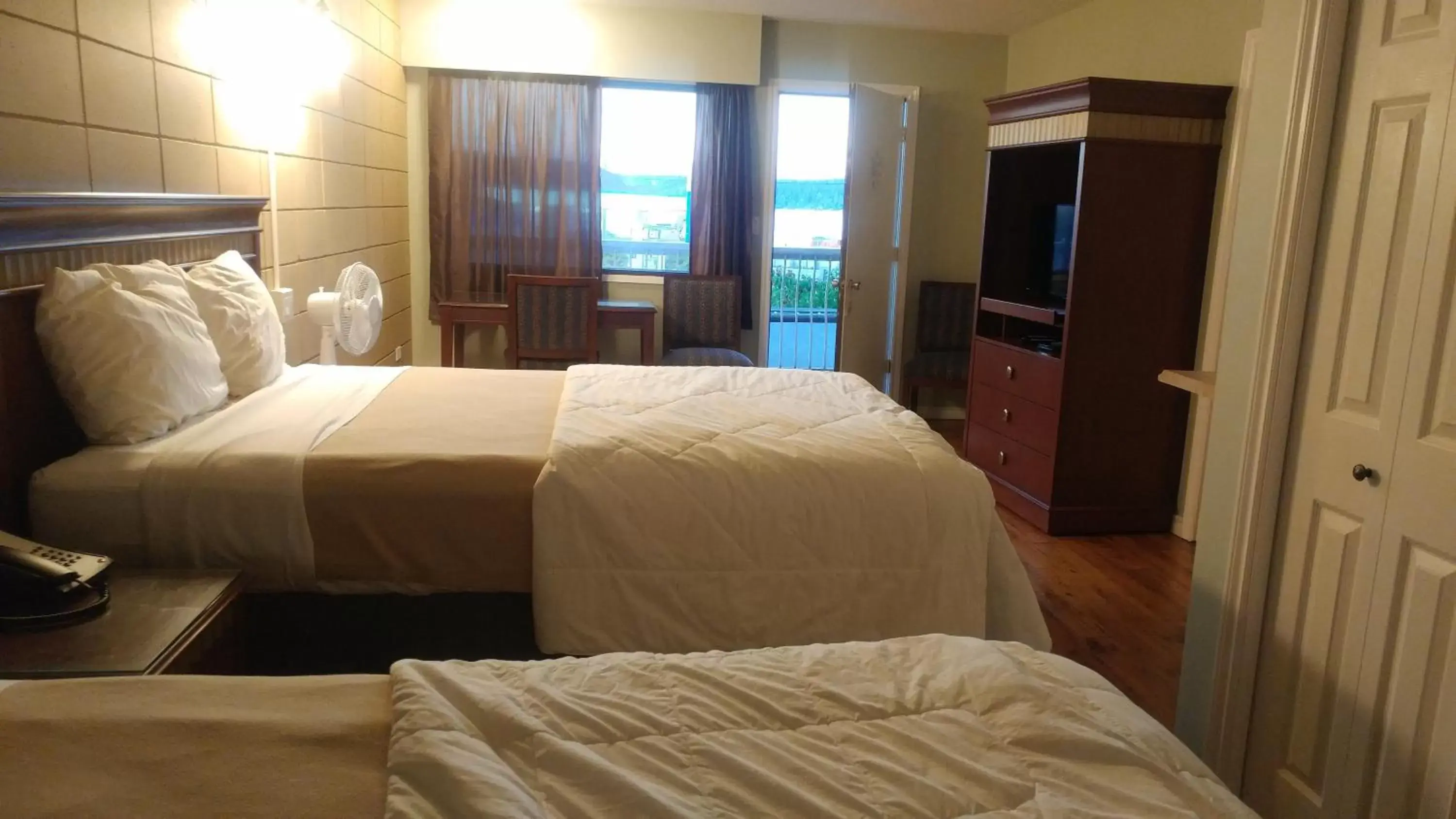 Bedroom, Bed in Big Rock Motel