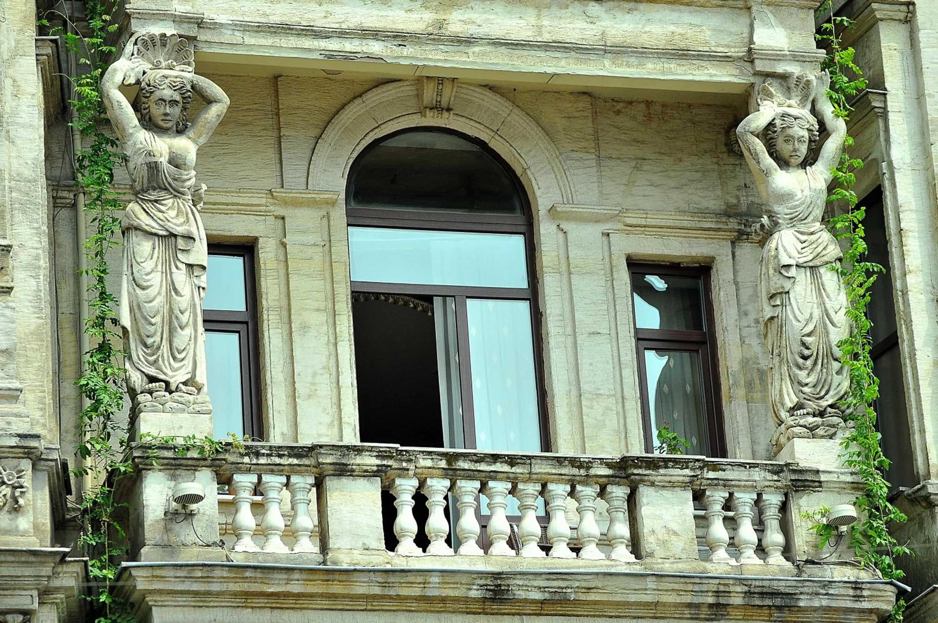 Facade/entrance in Grand Hotel de Londres