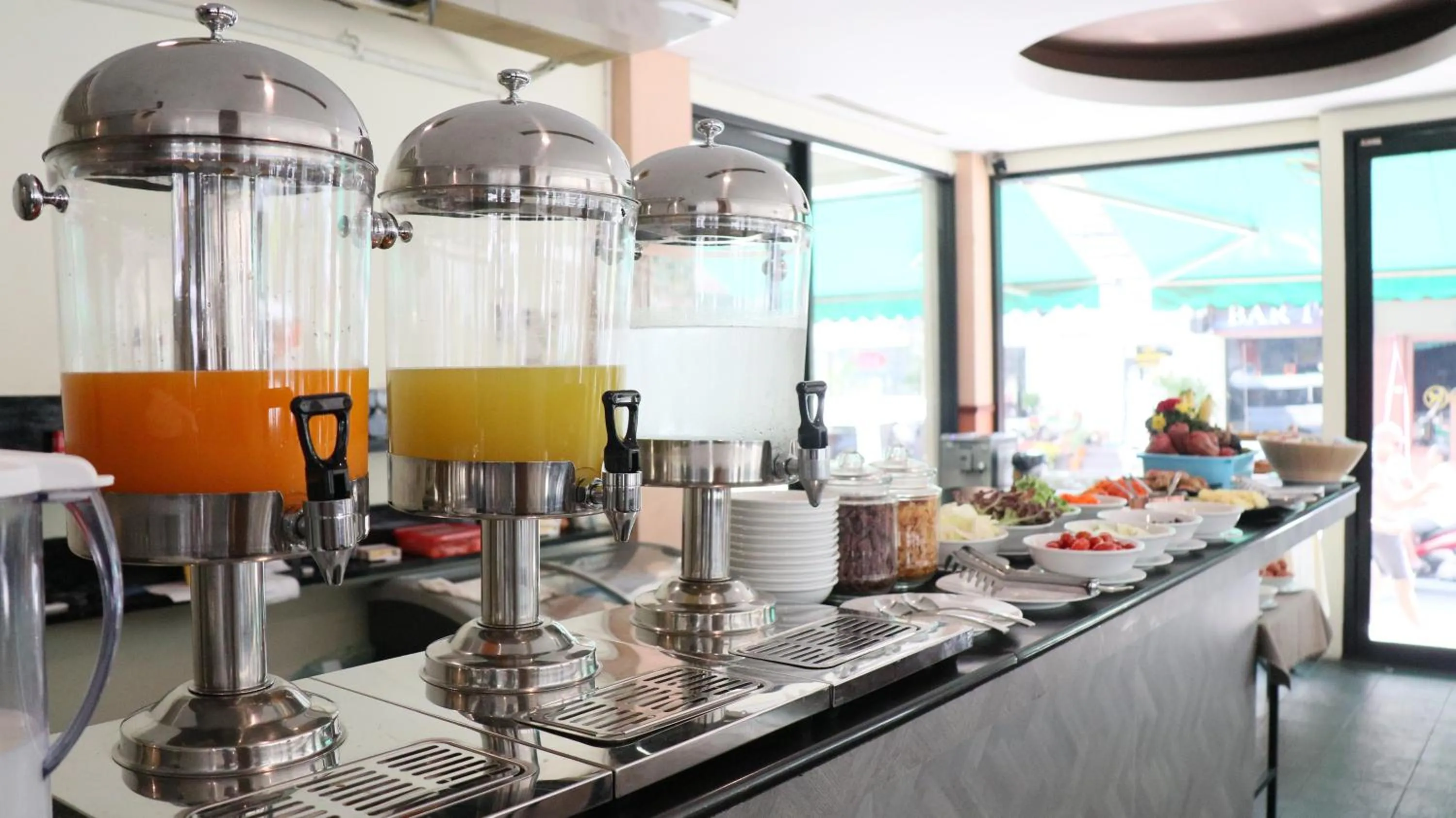 Restaurant/places to eat in Admiral Suites Bangkok