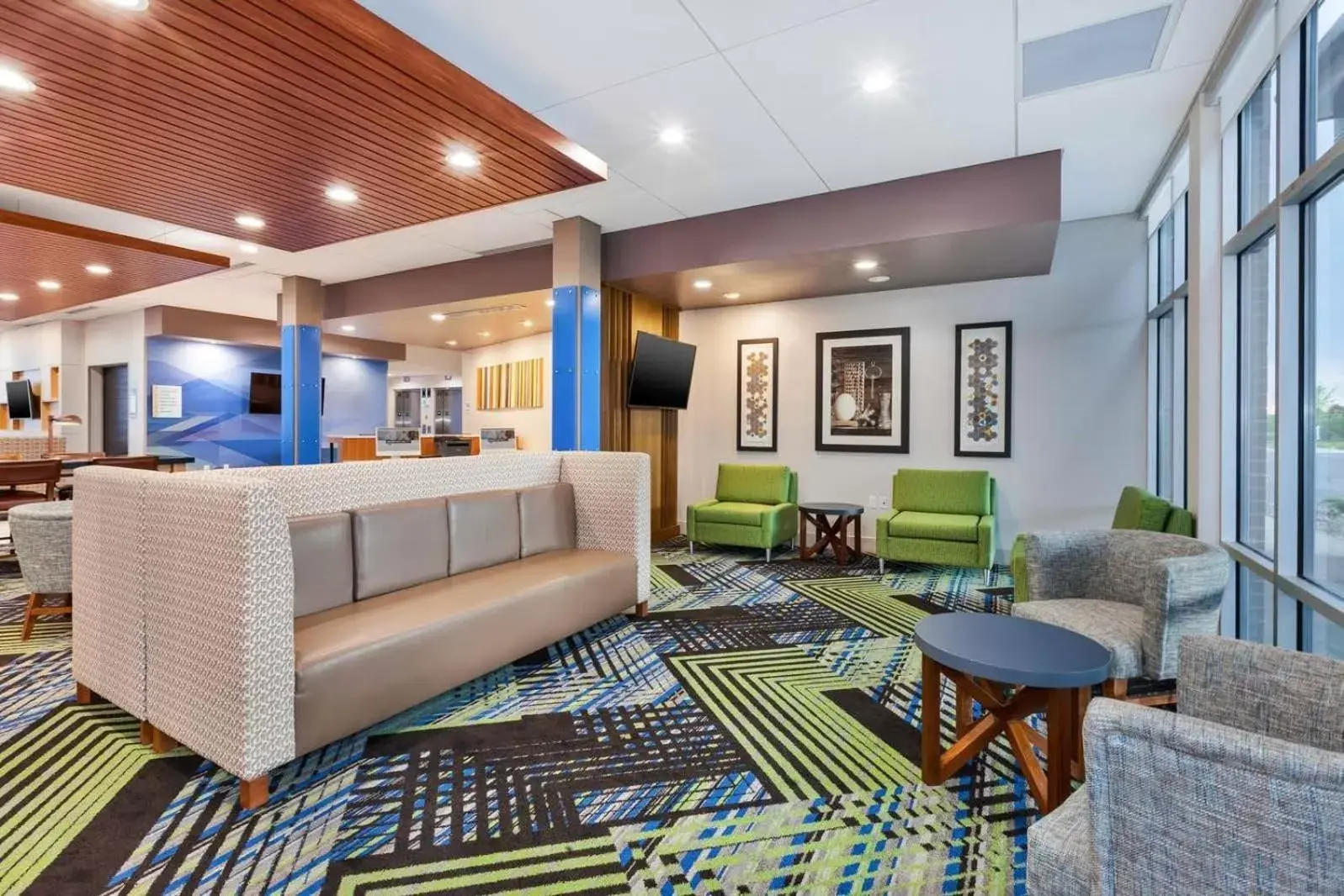 Lounge/Bar in Holiday Inn Express & Suites - Grand Rapids Airport - South, an IHG Hotel