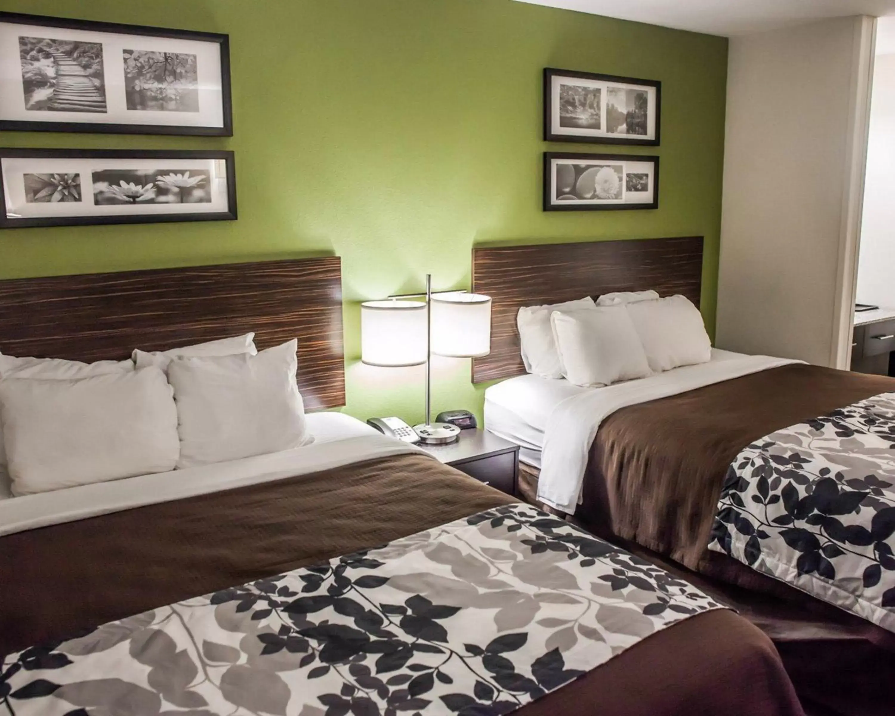 Queen Room with Two Queen Beds in Sleep Inn & Suites Topeka West I-70 Wanamaker