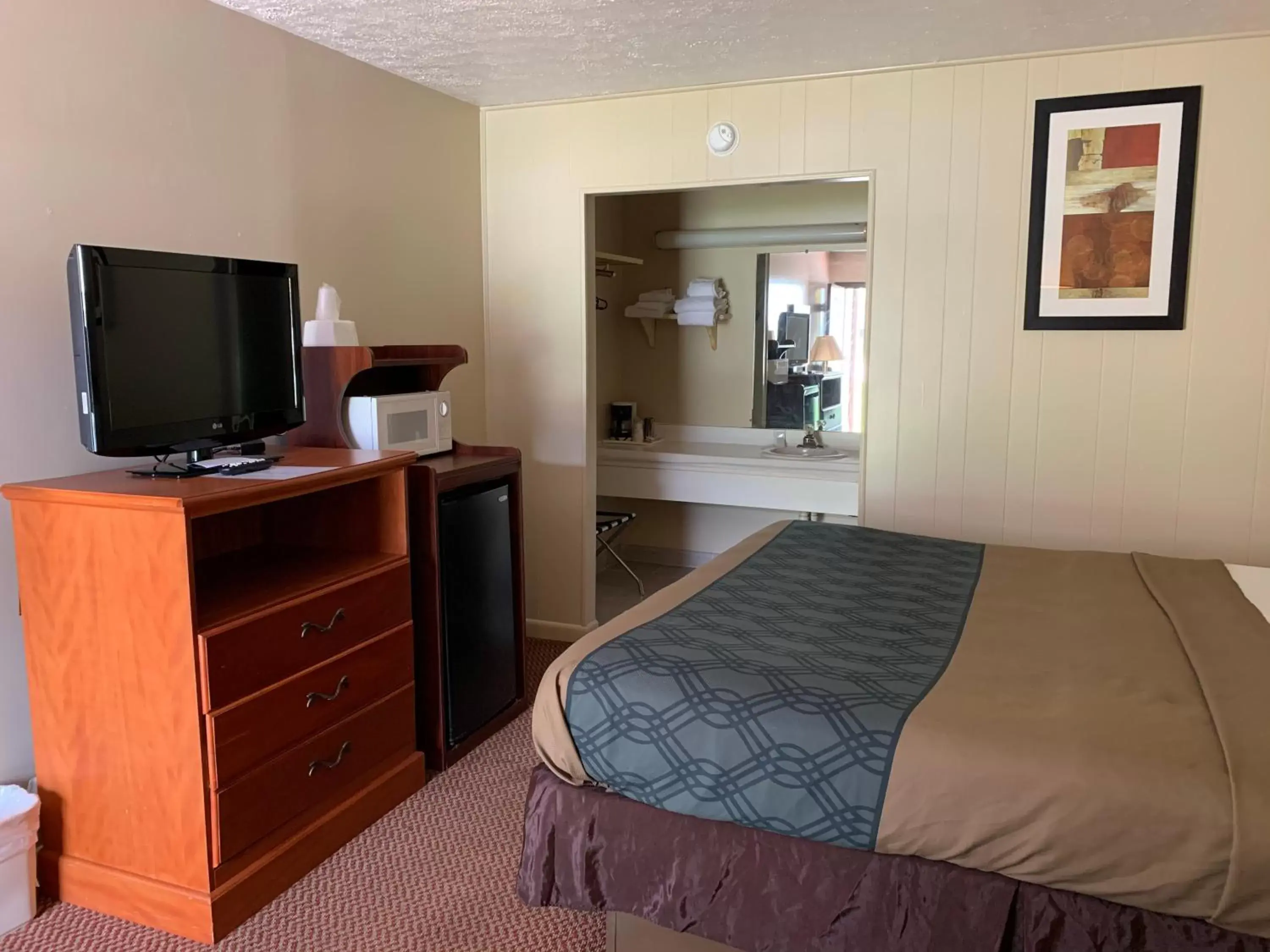 Photo of the whole room, TV/Entertainment Center in Travelowes Motel - Maggie Valley