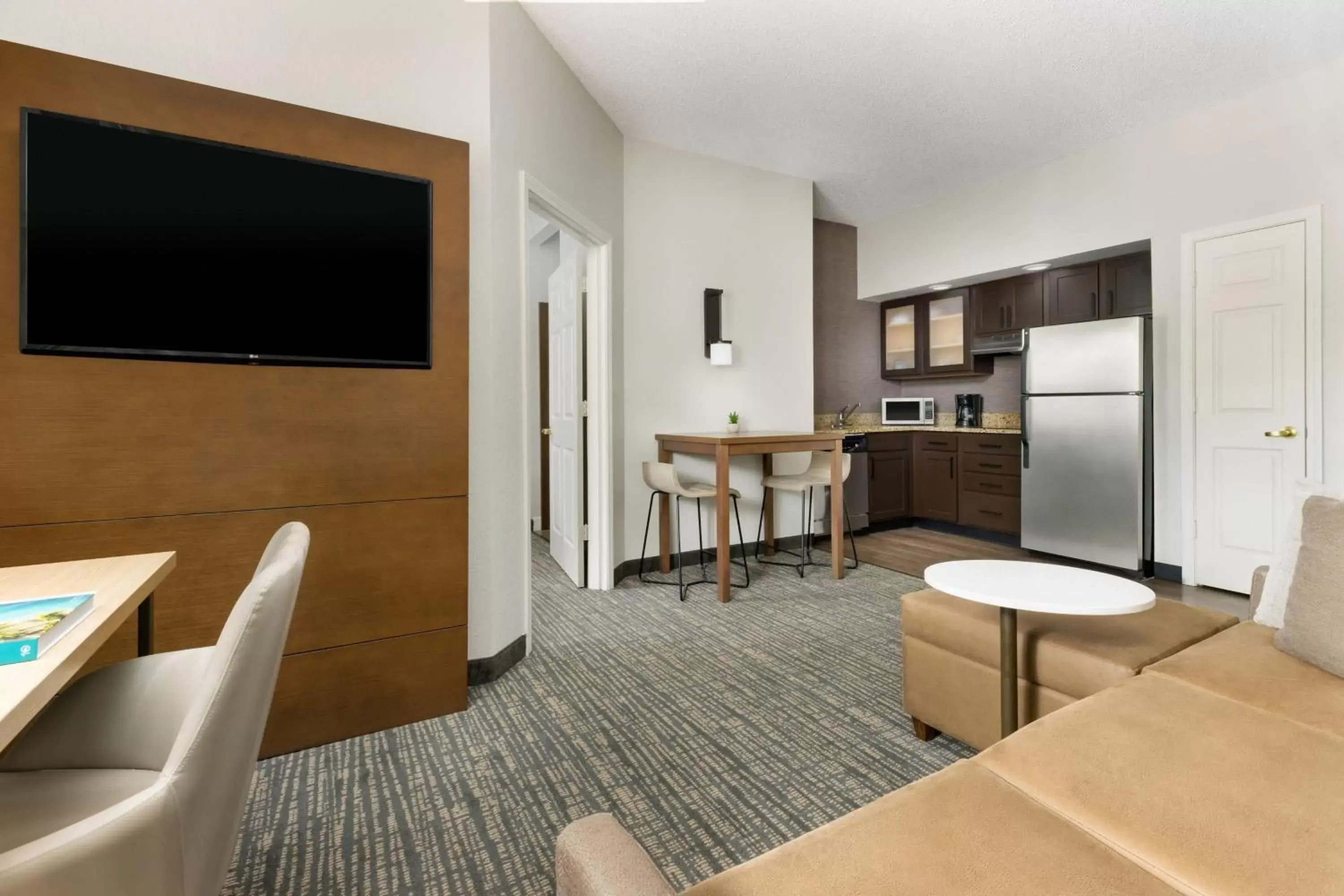 Bedroom, TV/Entertainment Center in Residence Inn West Palm Beach