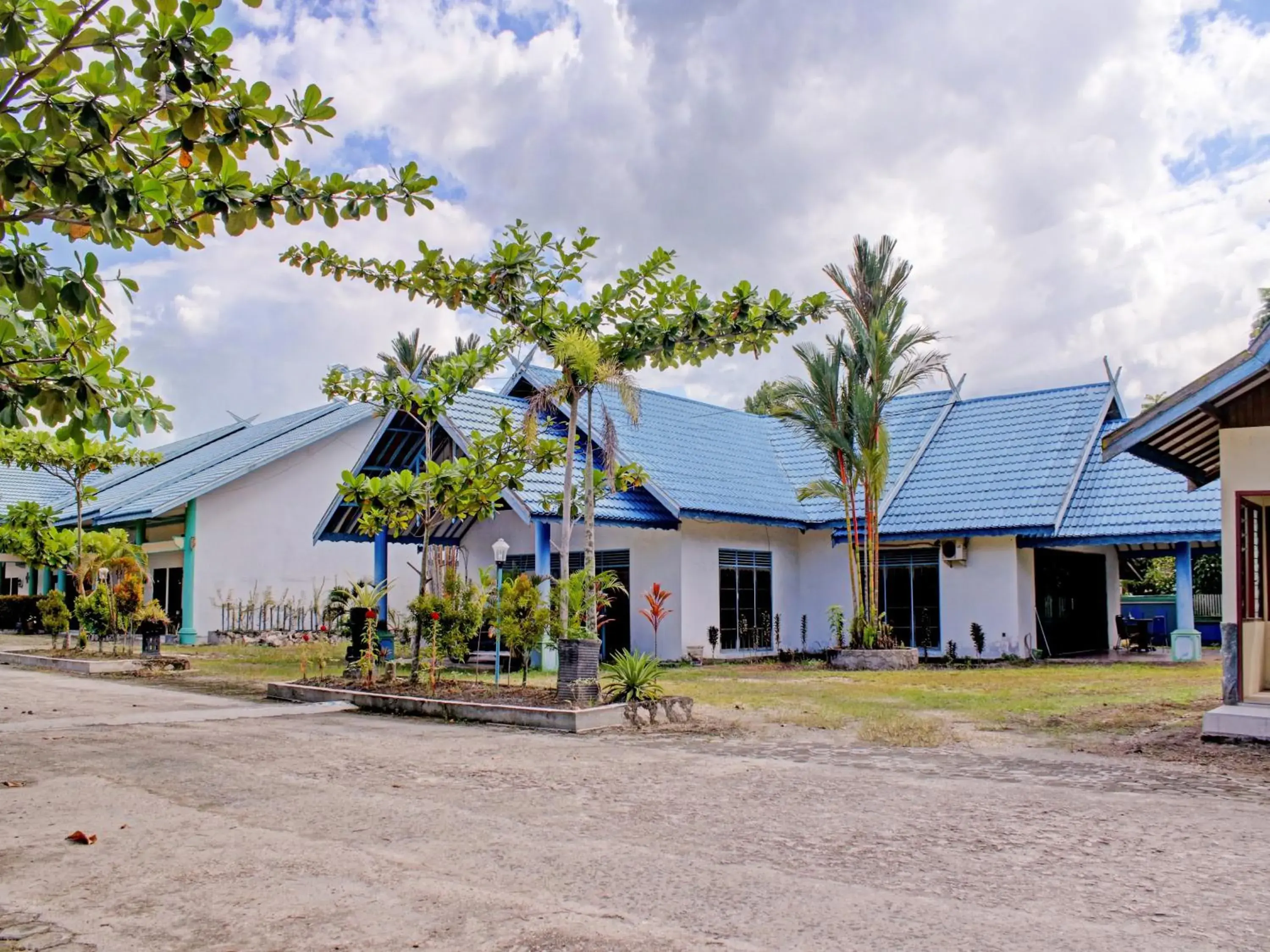 Facade/entrance in Capital O 90417 Hotel Batu Suli Internasional