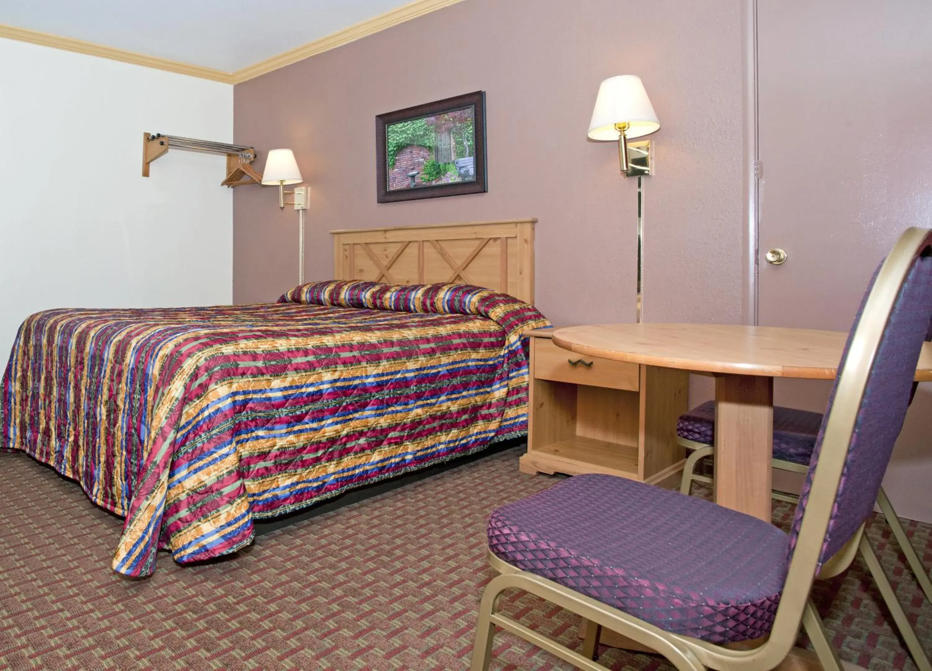 Bedroom, Bed in National 9 Inn - Placerville