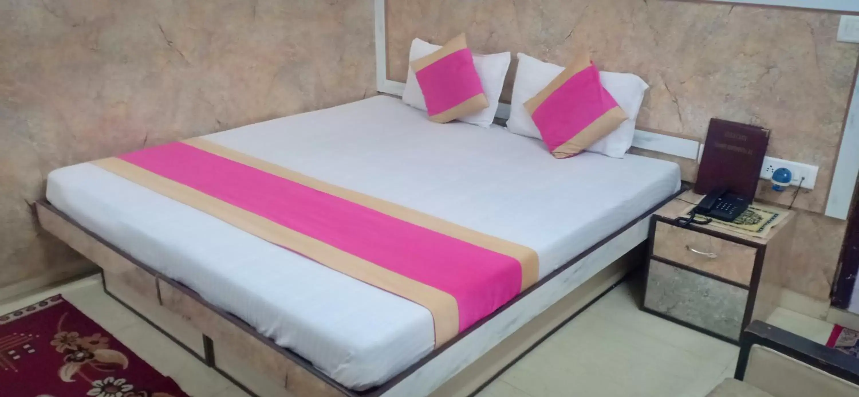 Bed in Hotel Su Shree Continental 5 Minutes Walk From New Delhi Railway Station