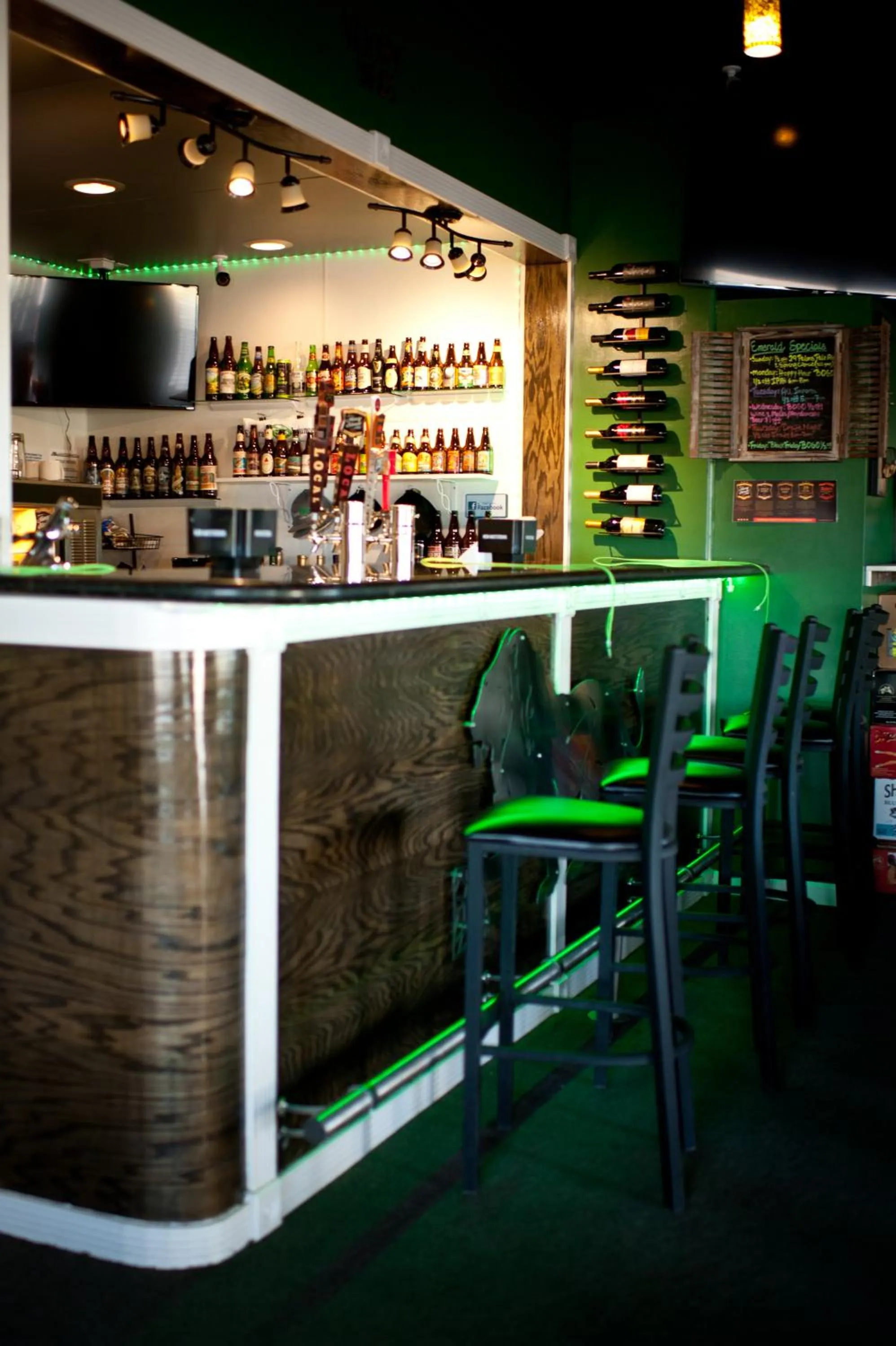 Restaurant/places to eat in Emerald Inn & Lounge