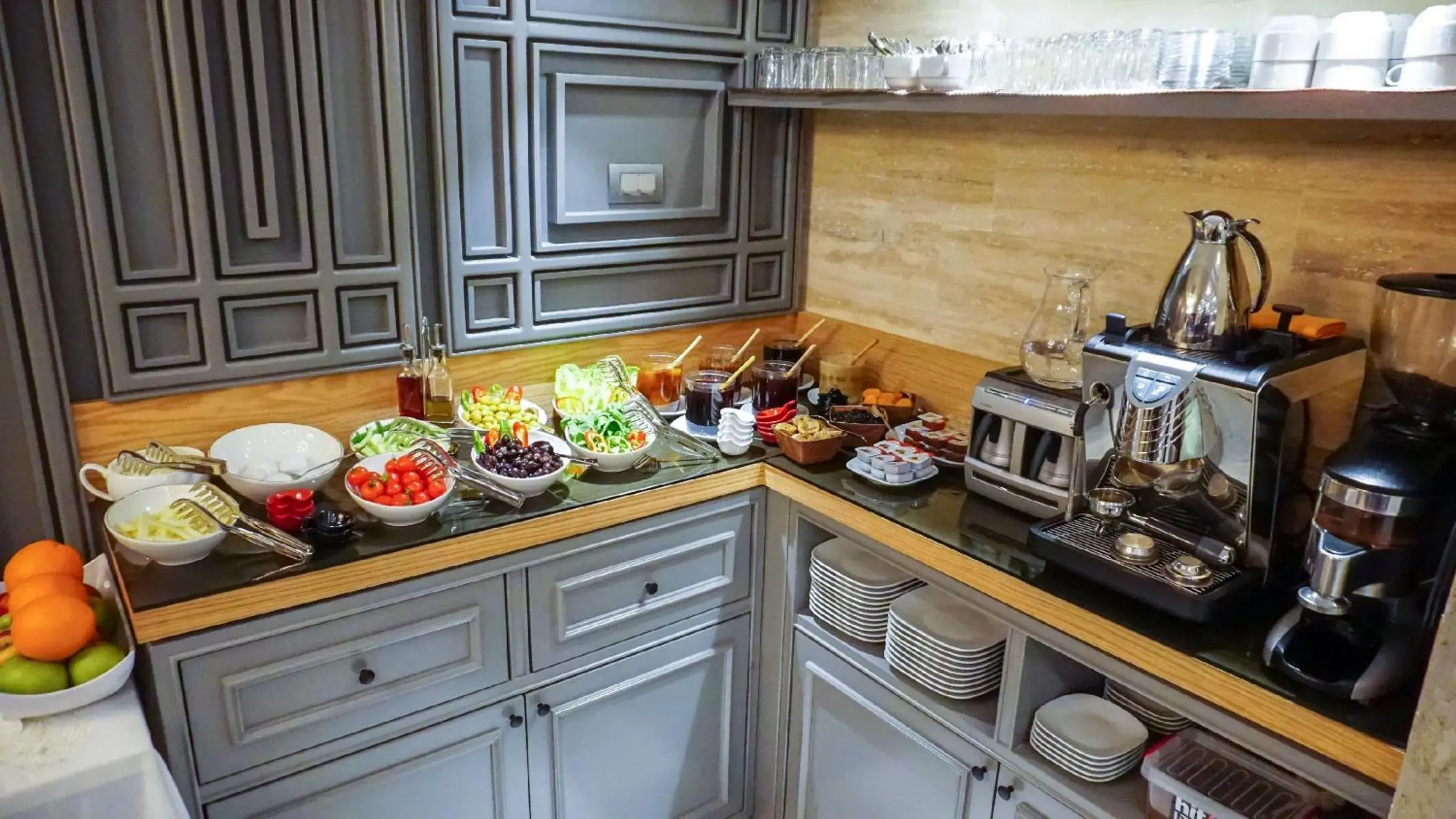 Breakfast, Kitchen/Kitchenette in Maroon Tomtom